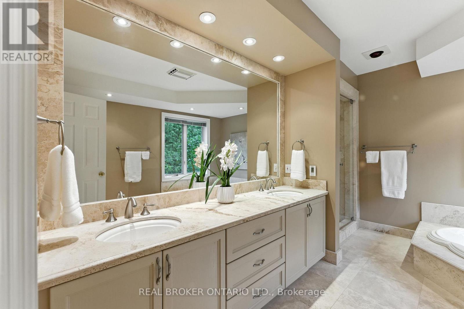 Photo 26 of 31 Cullum Drive, Hamilton ON
