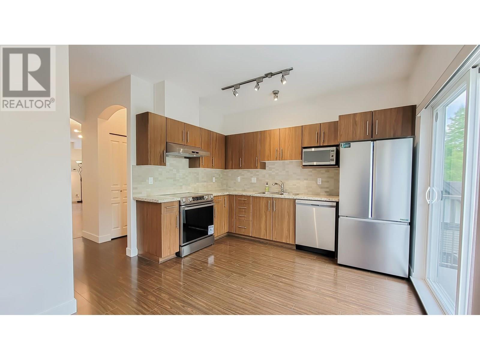 Photo 15 of 24 8533 Cumberland Place, Burnaby BC