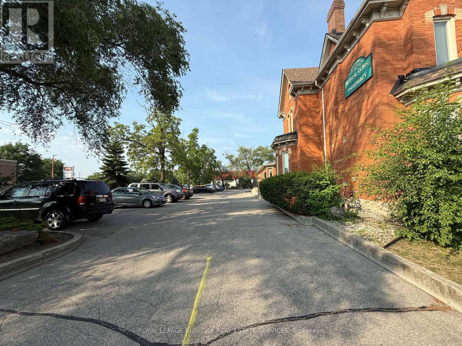 Photo 5 of 906 Brant Street, Burlington ON