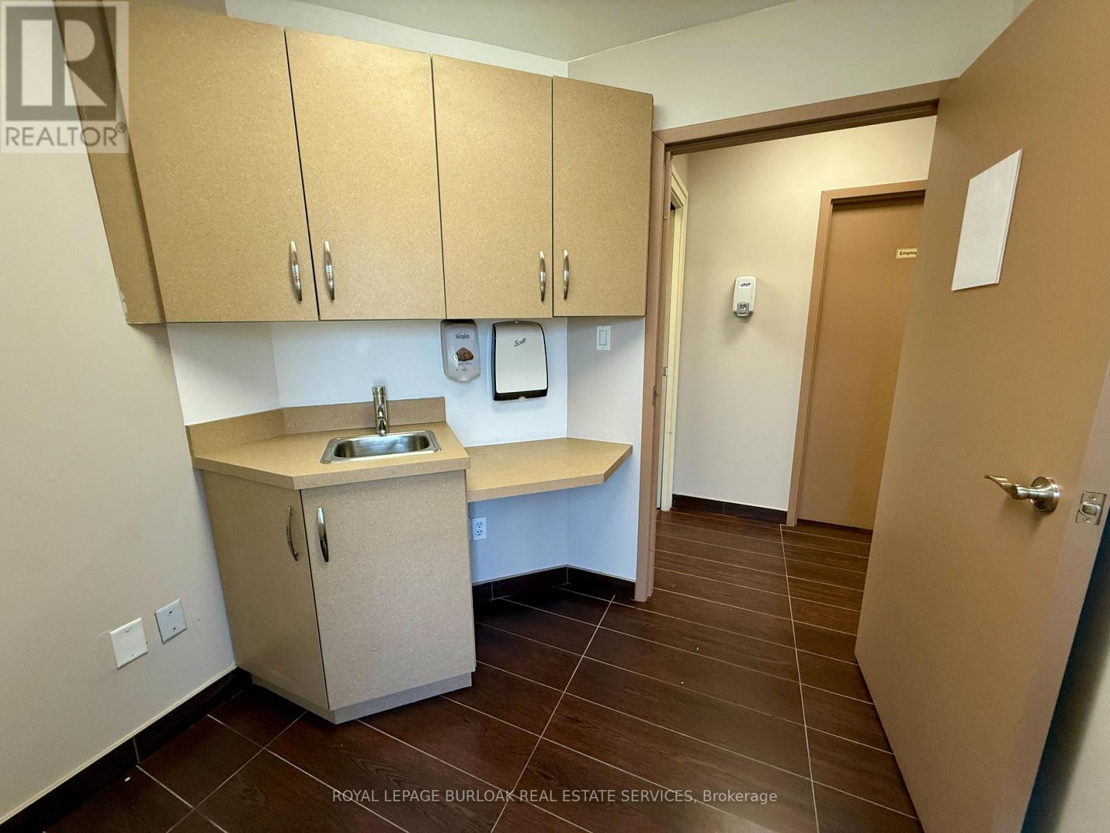 Photo 9 of 906 Brant Street, Burlington ON