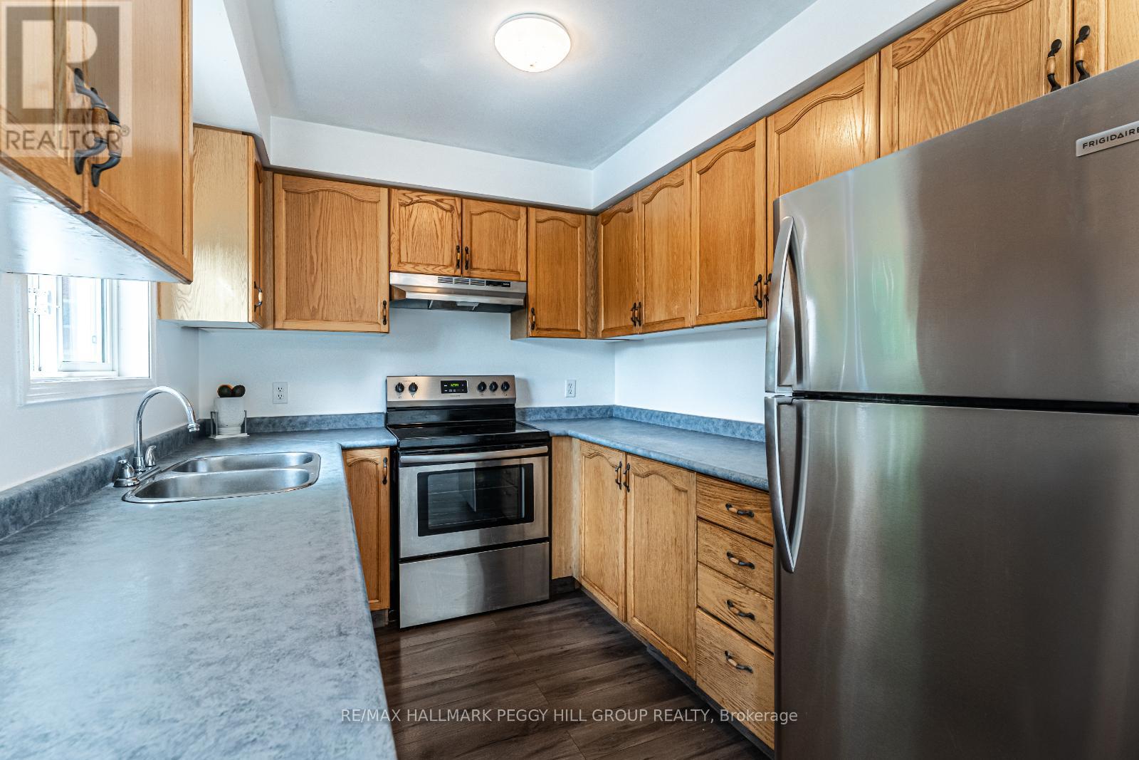 Photo 4 of 13 Golds Crescent, Barrie ON