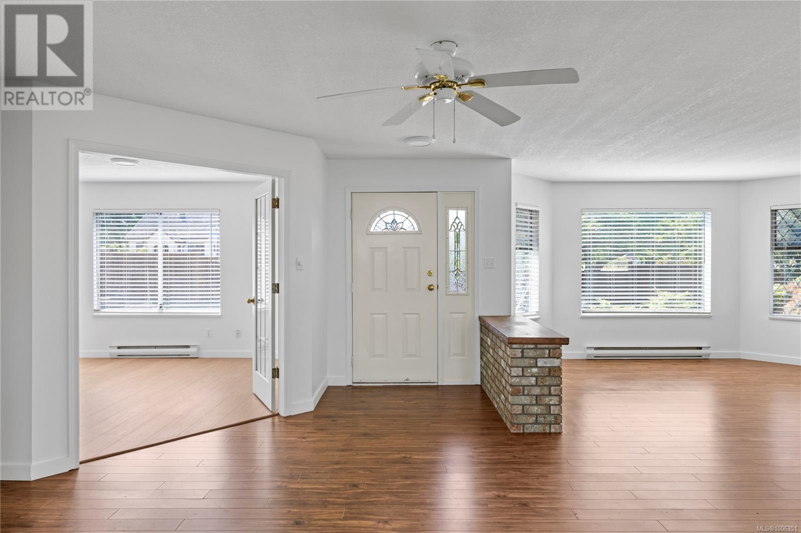 Photo 3 of 332 Moilliet St S, Parksville BC