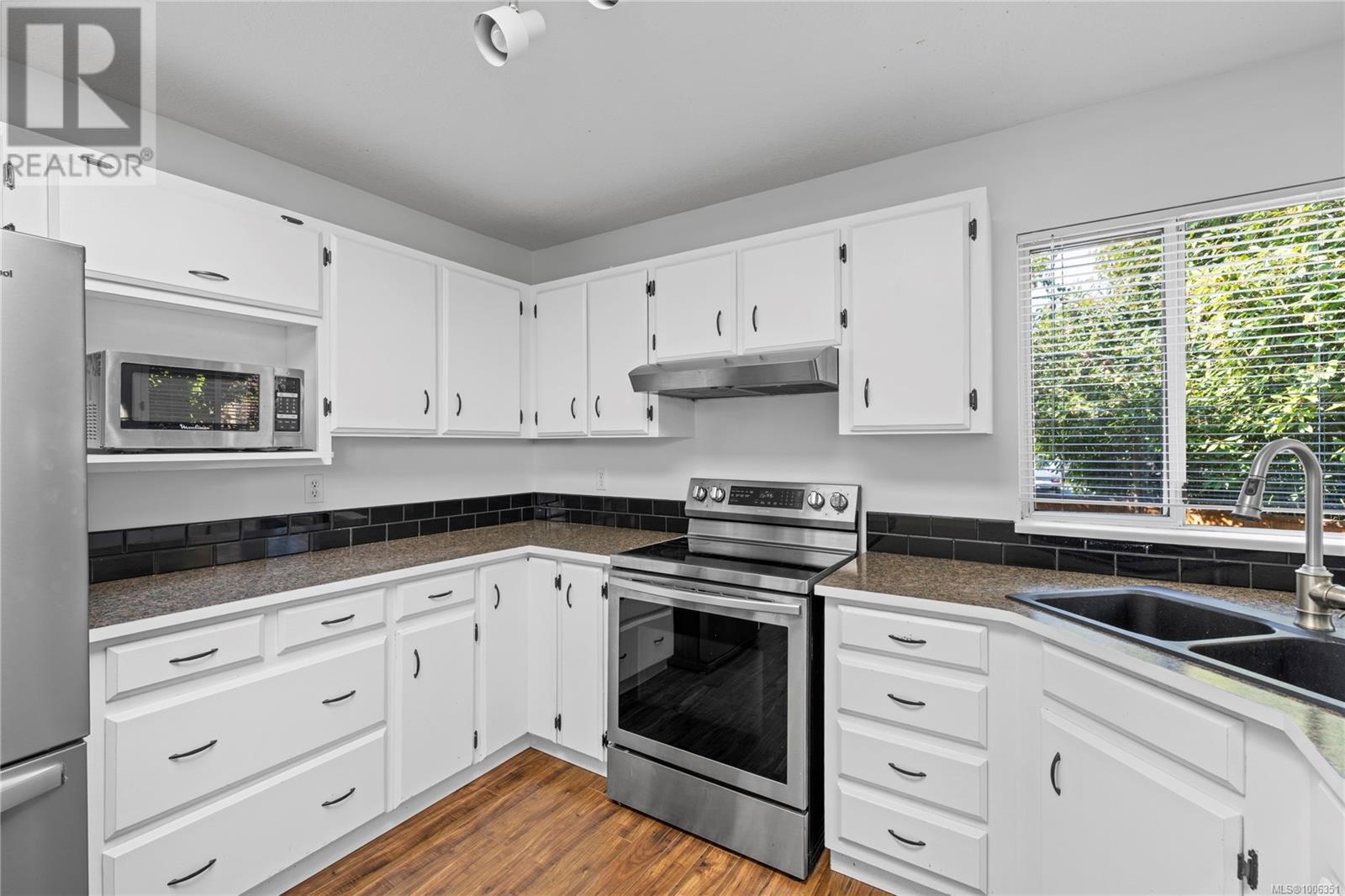 Photo 26 of 332 Moilliet St S, Parksville BC