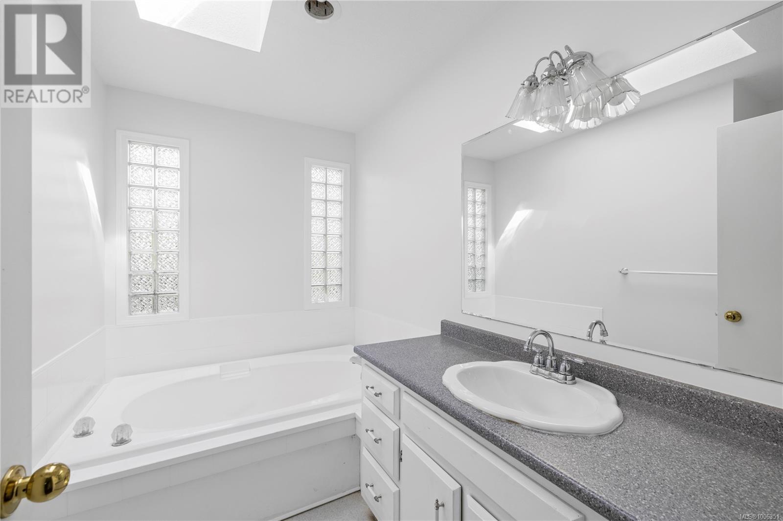 Photo 33 of 332 Moilliet St S, Parksville BC