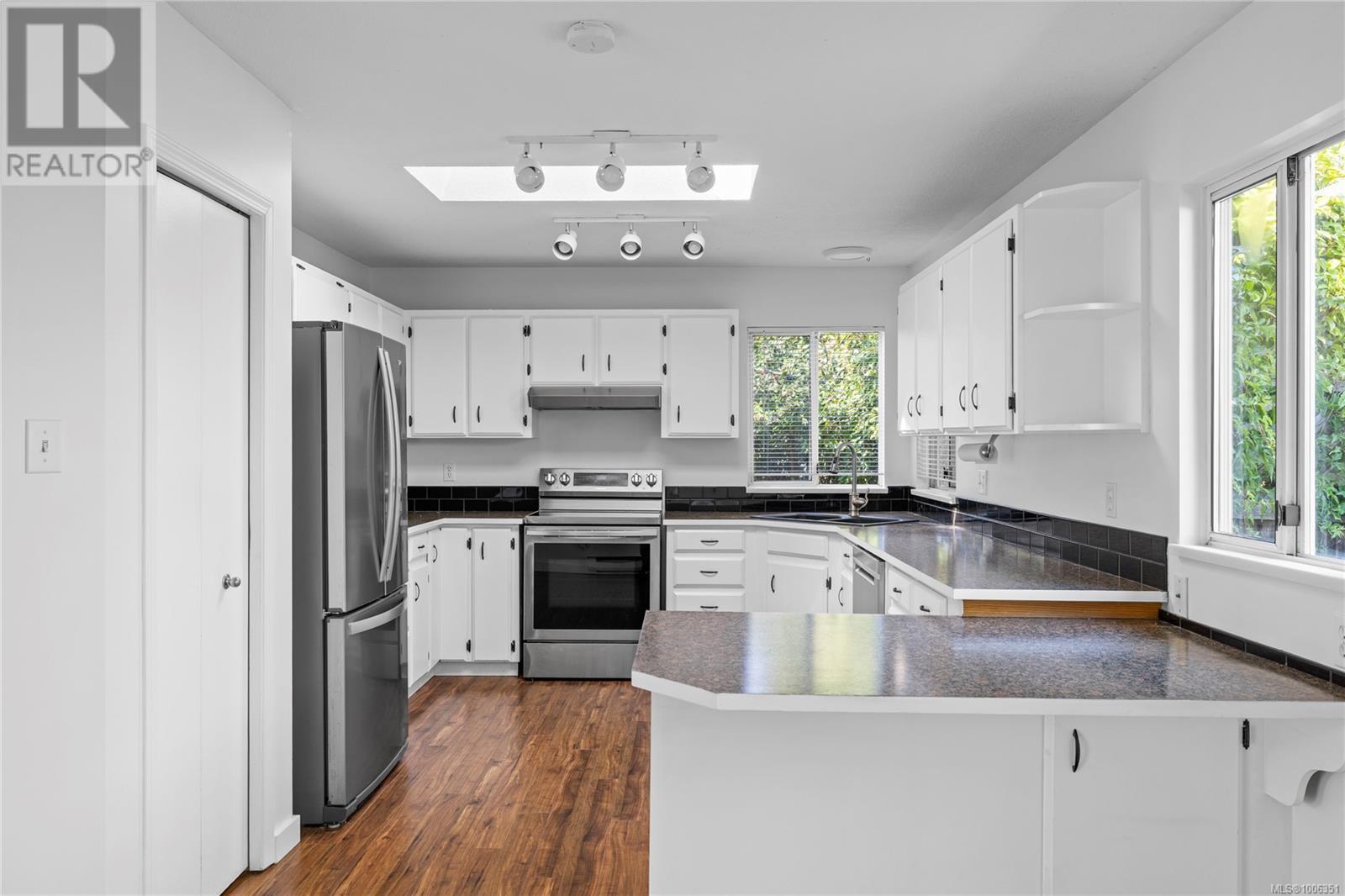 Photo 25 of 332 Moilliet St S, Parksville BC