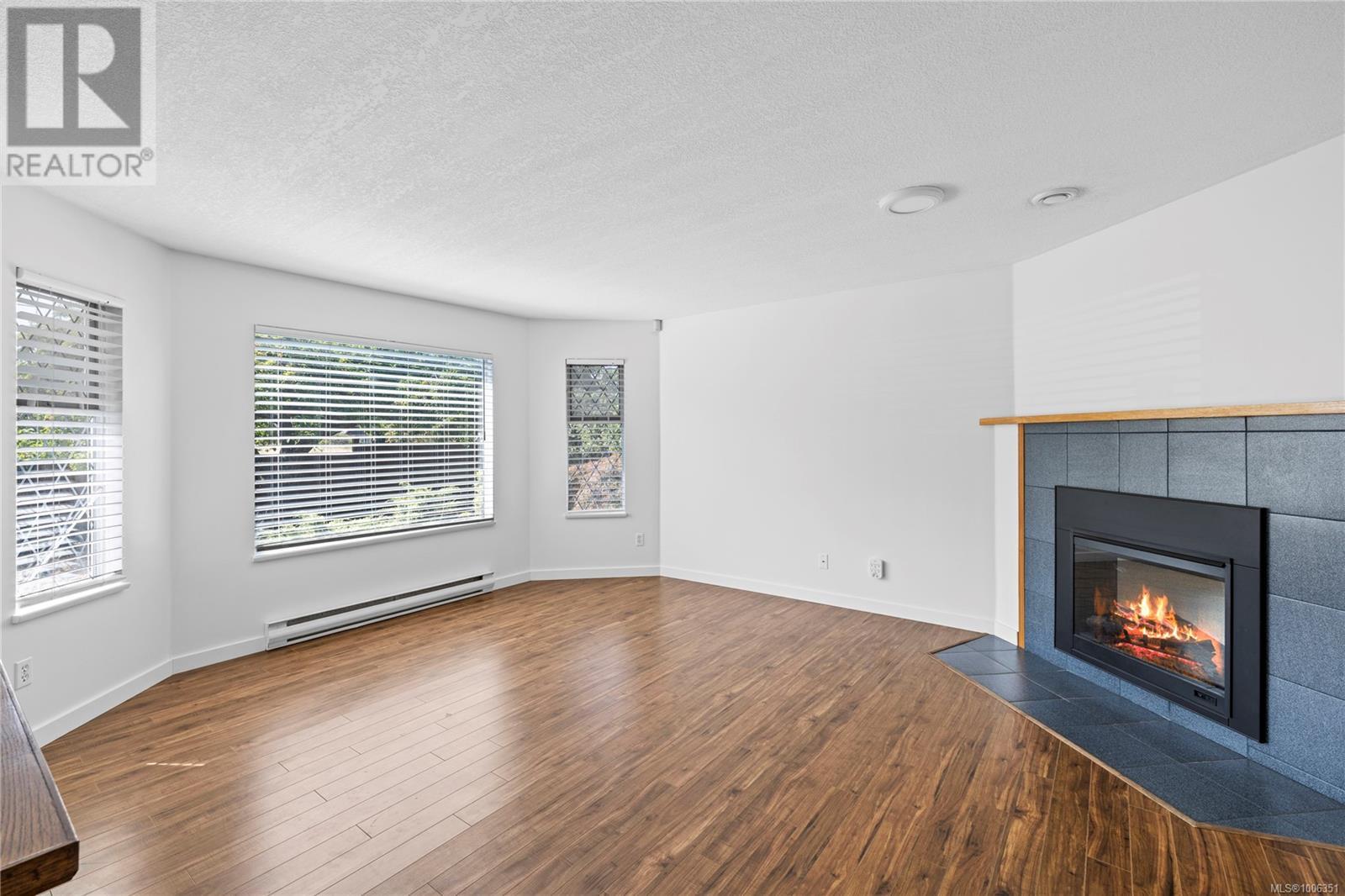 Photo 4 of 332 Moilliet St S, Parksville BC