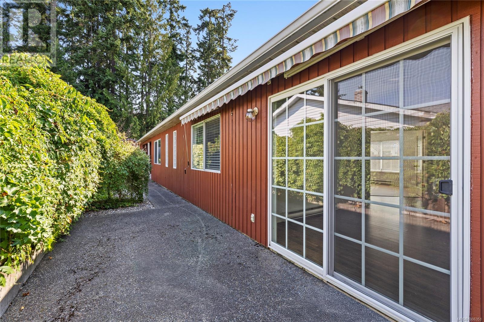 Photo 8 of 332 Moilliet St S, Parksville BC
