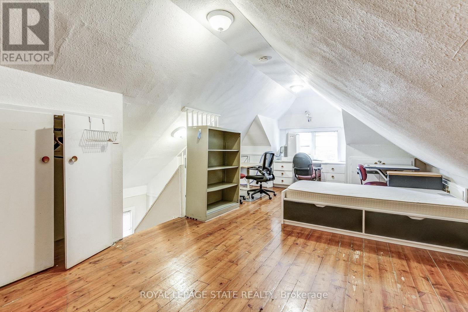 Photo 14 of 110 Dromore Crescent, Hamilton ON
