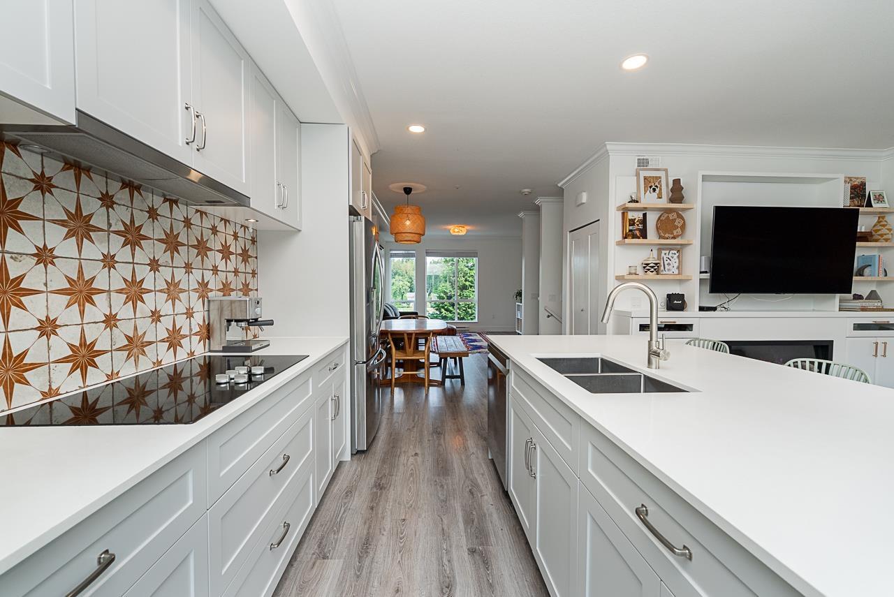 Photo 5 of 43 15775 Mountain View Drive, Surrey BC
