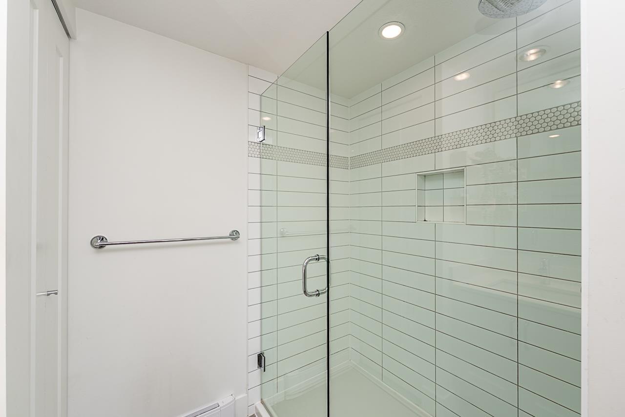 Photo 18 of 43 15775 Mountain View Drive, Surrey BC