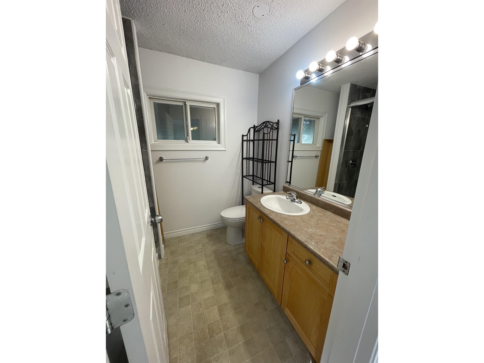 Photo 5 of 15149 88 Avenue, Surrey BC