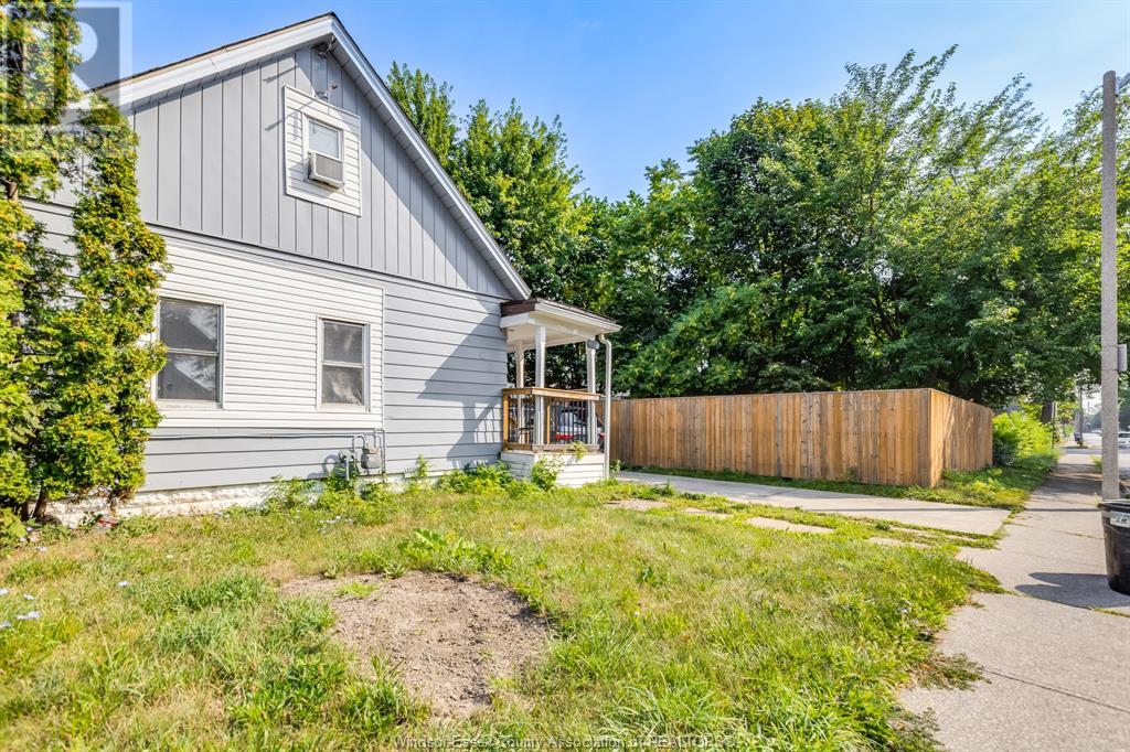Photo 2 of 868 Tuscarora, Windsor ON
