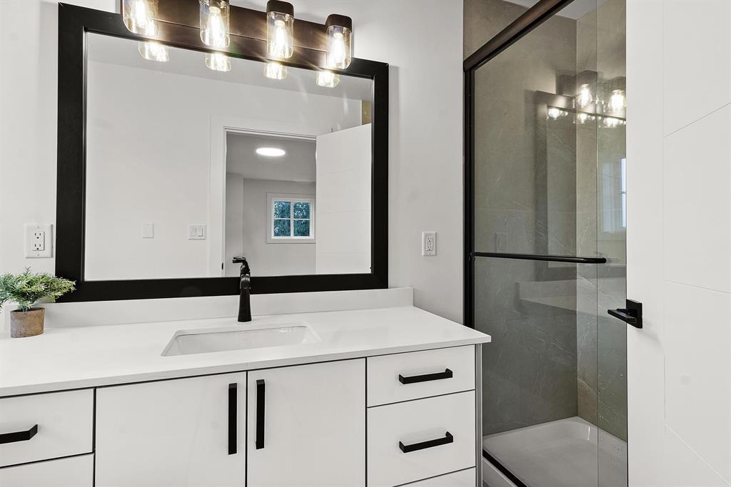 Photo 5 of 6 2360 Crescent Way, Abbotsford BC