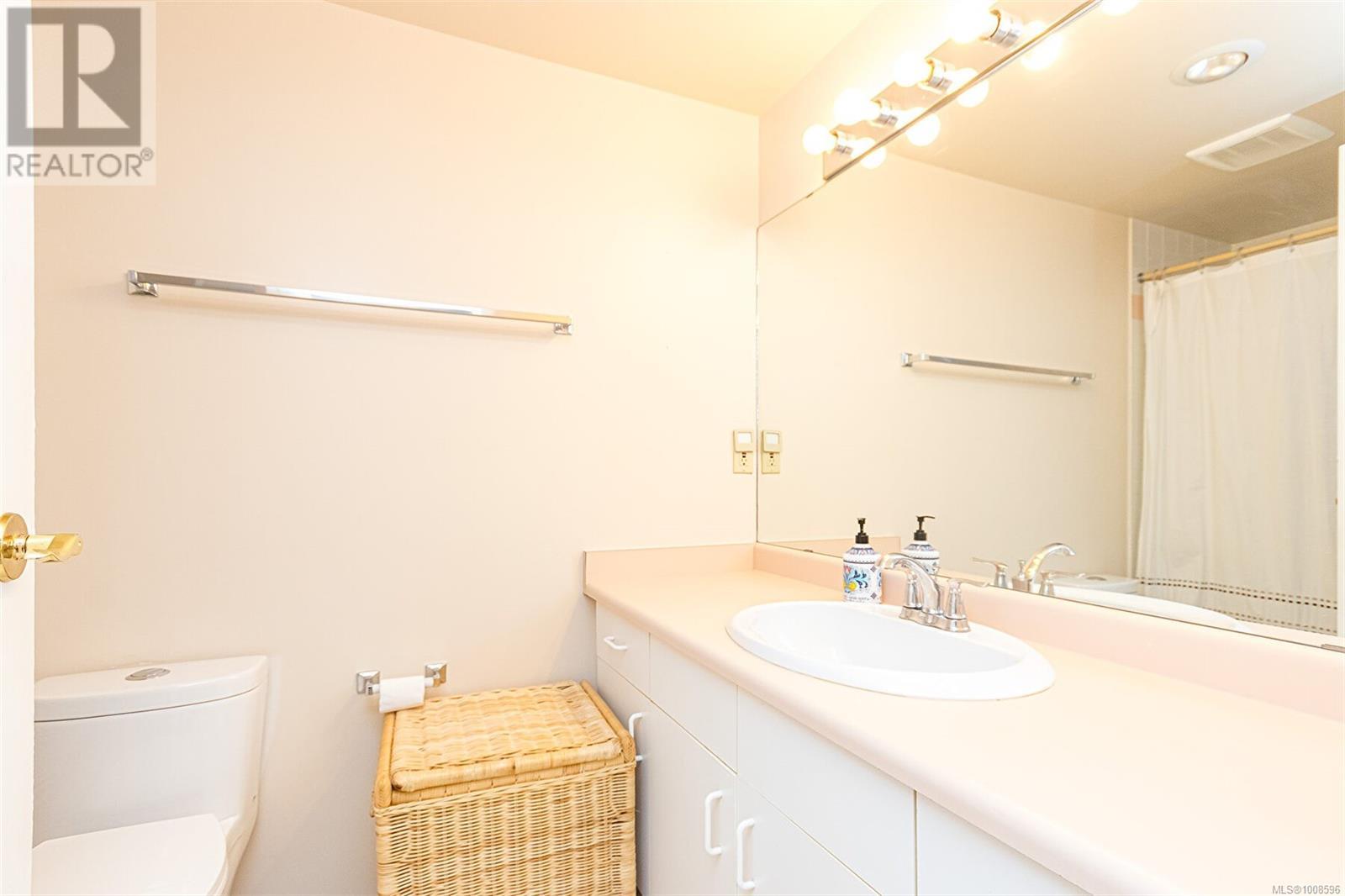 Single Family House for Sale in C  Elk Lake Dr Saanich 