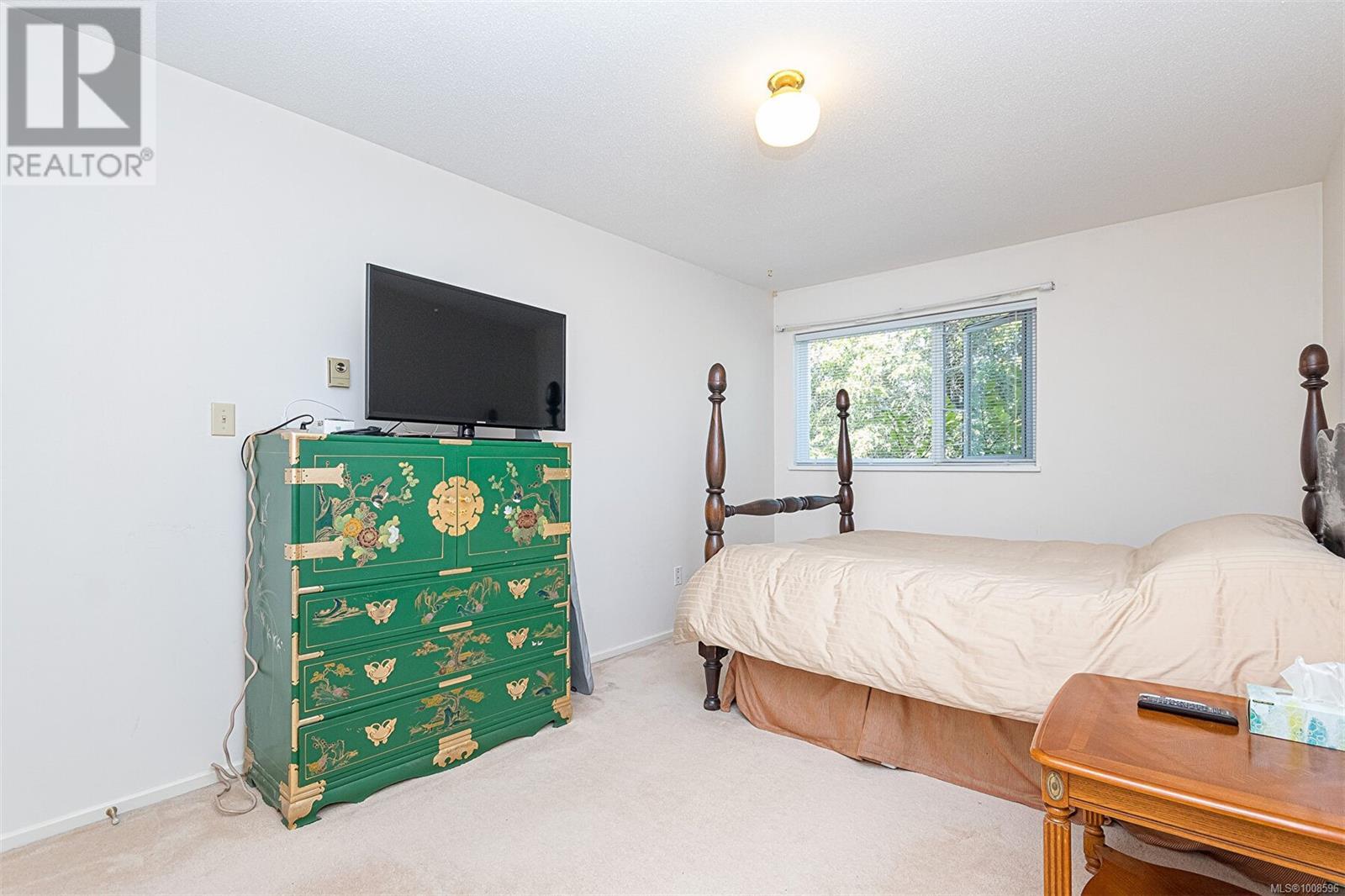 Single Family House for Sale in C  Elk Lake Dr Saanich 
