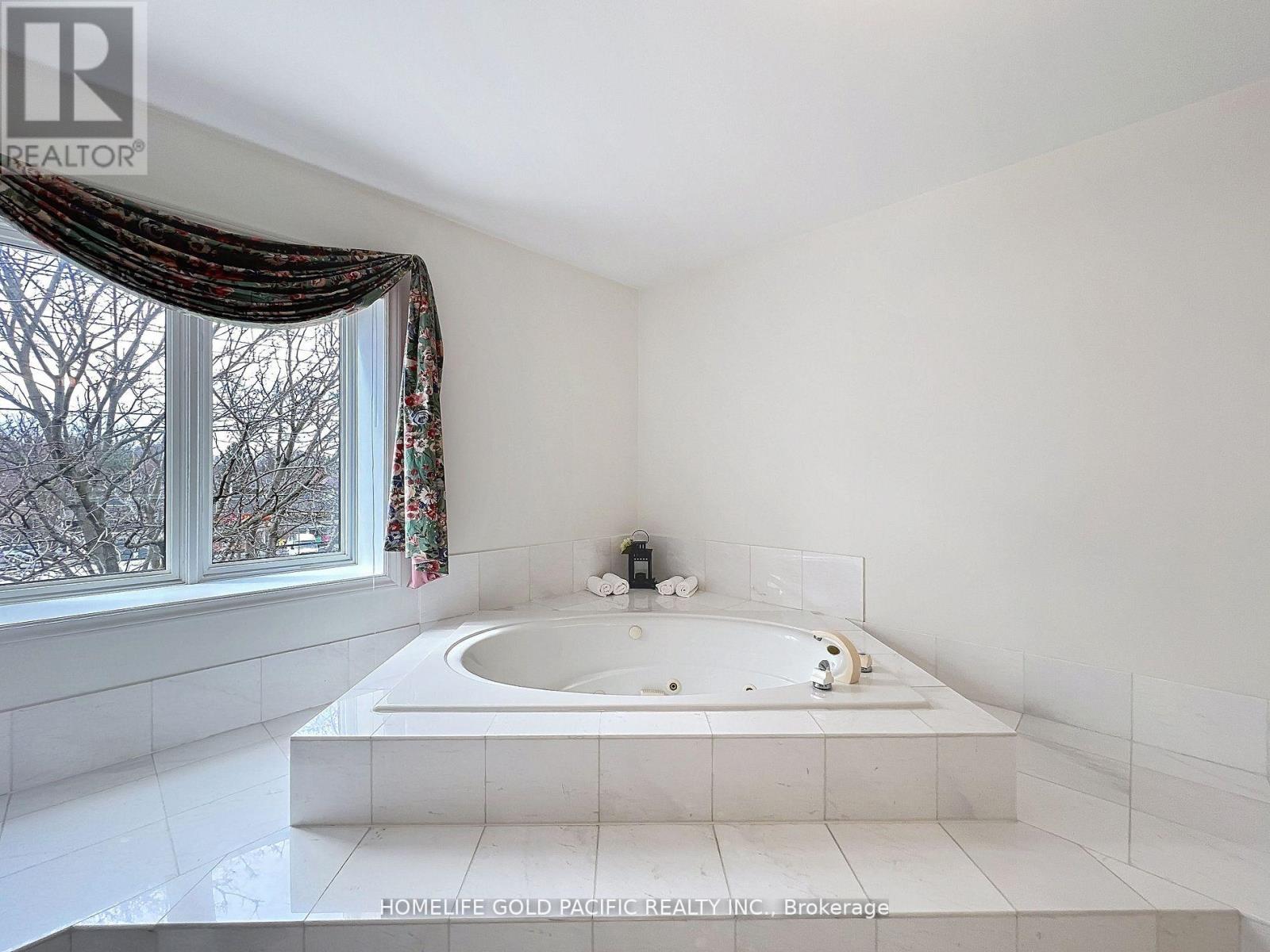 Photo 38 of 9 Gardiner Crescent, Richmond Hill ON