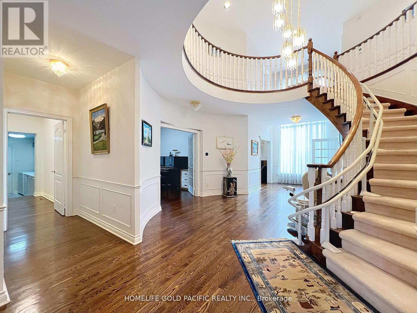Photo 1 of 9 Gardiner Crescent, Richmond Hill ON
