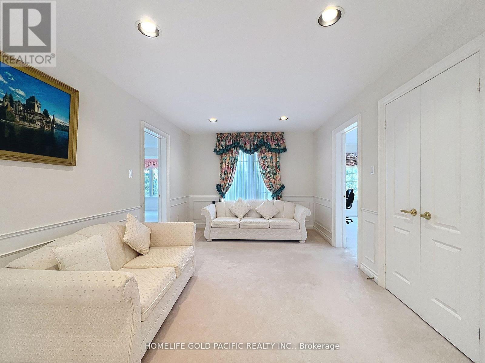 Photo 4 of 9 Gardiner Crescent, Richmond Hill ON