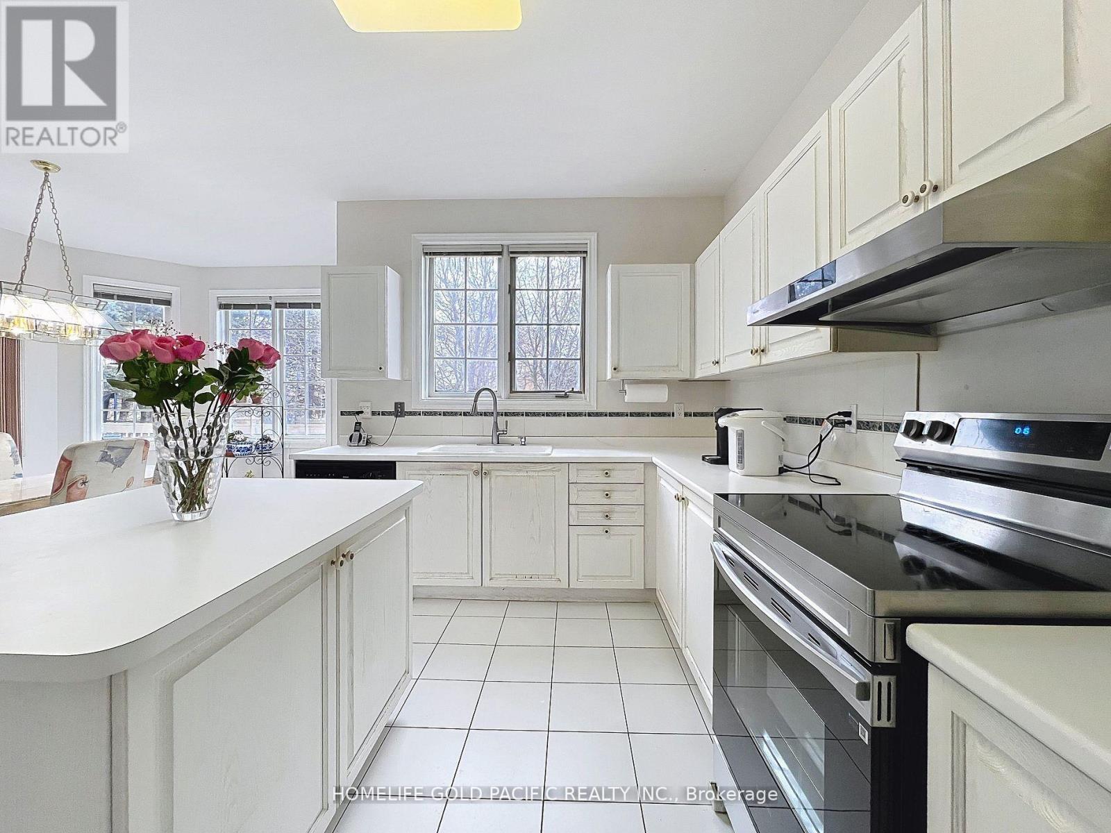 Photo 5 of 9 Gardiner Crescent, Richmond Hill ON