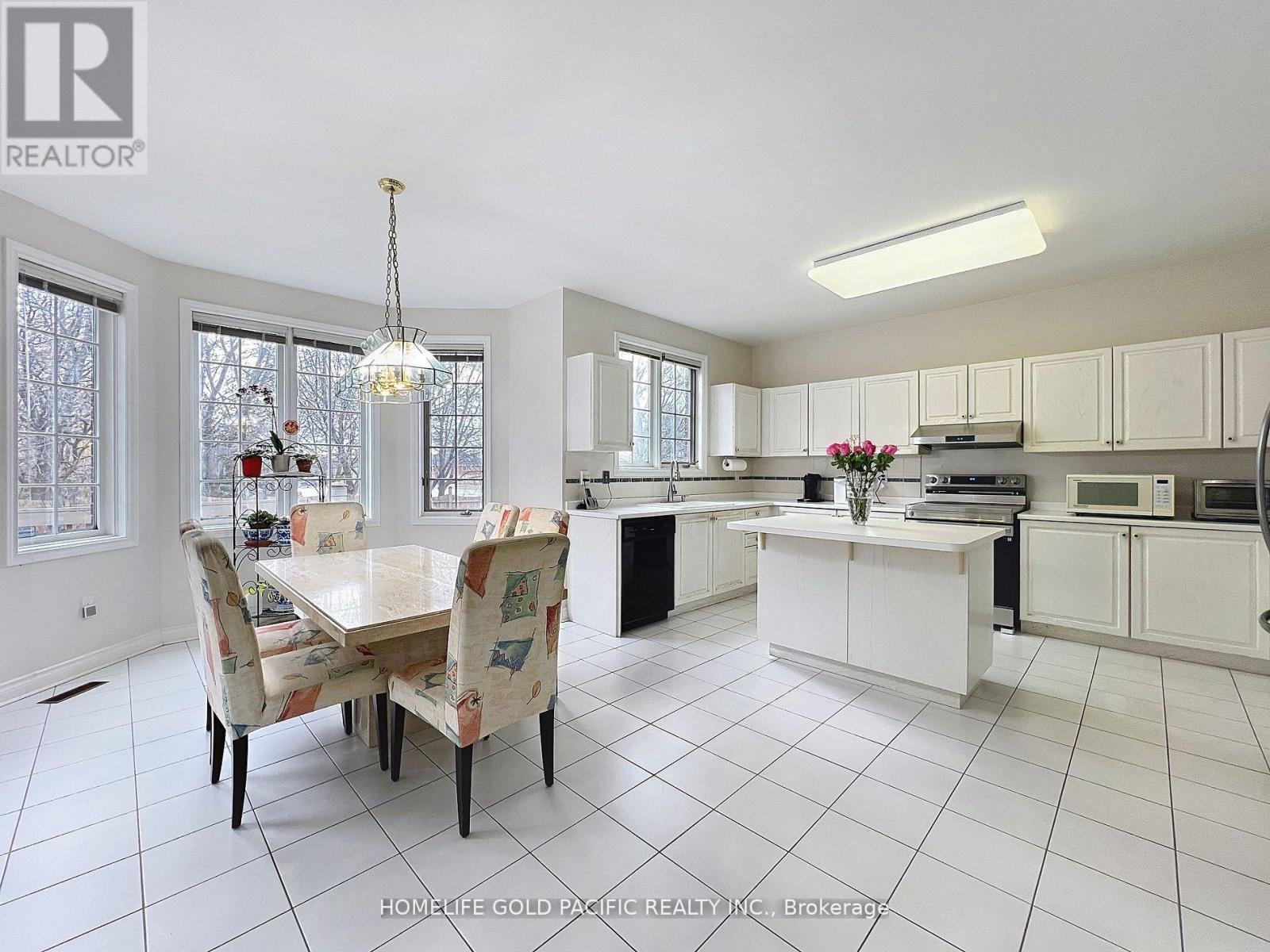 Photo 2 of 9 Gardiner Crescent, Richmond Hill ON