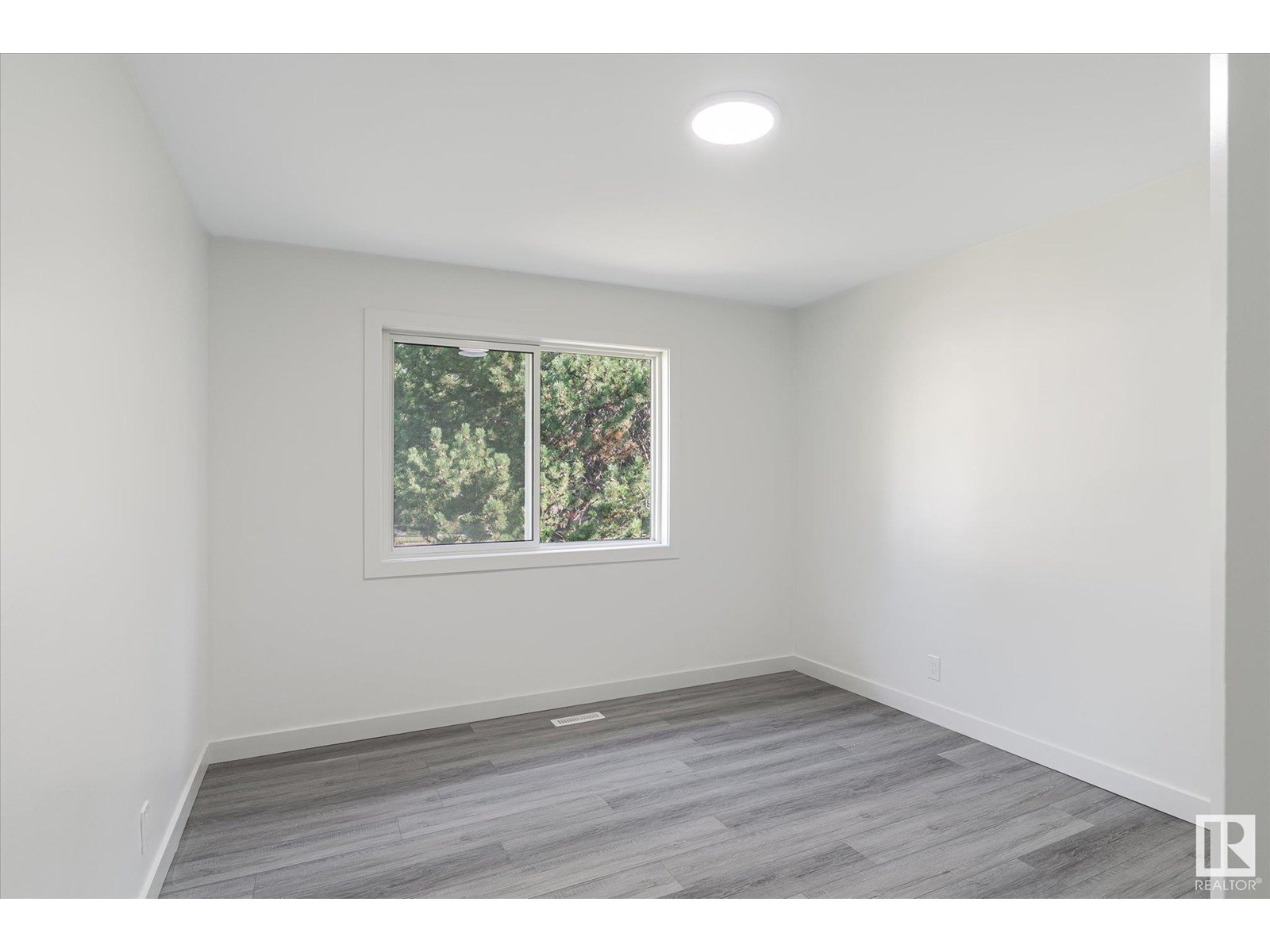 Photo 16 of 13043 Sherbrooke Av Nw, Edmonton AB