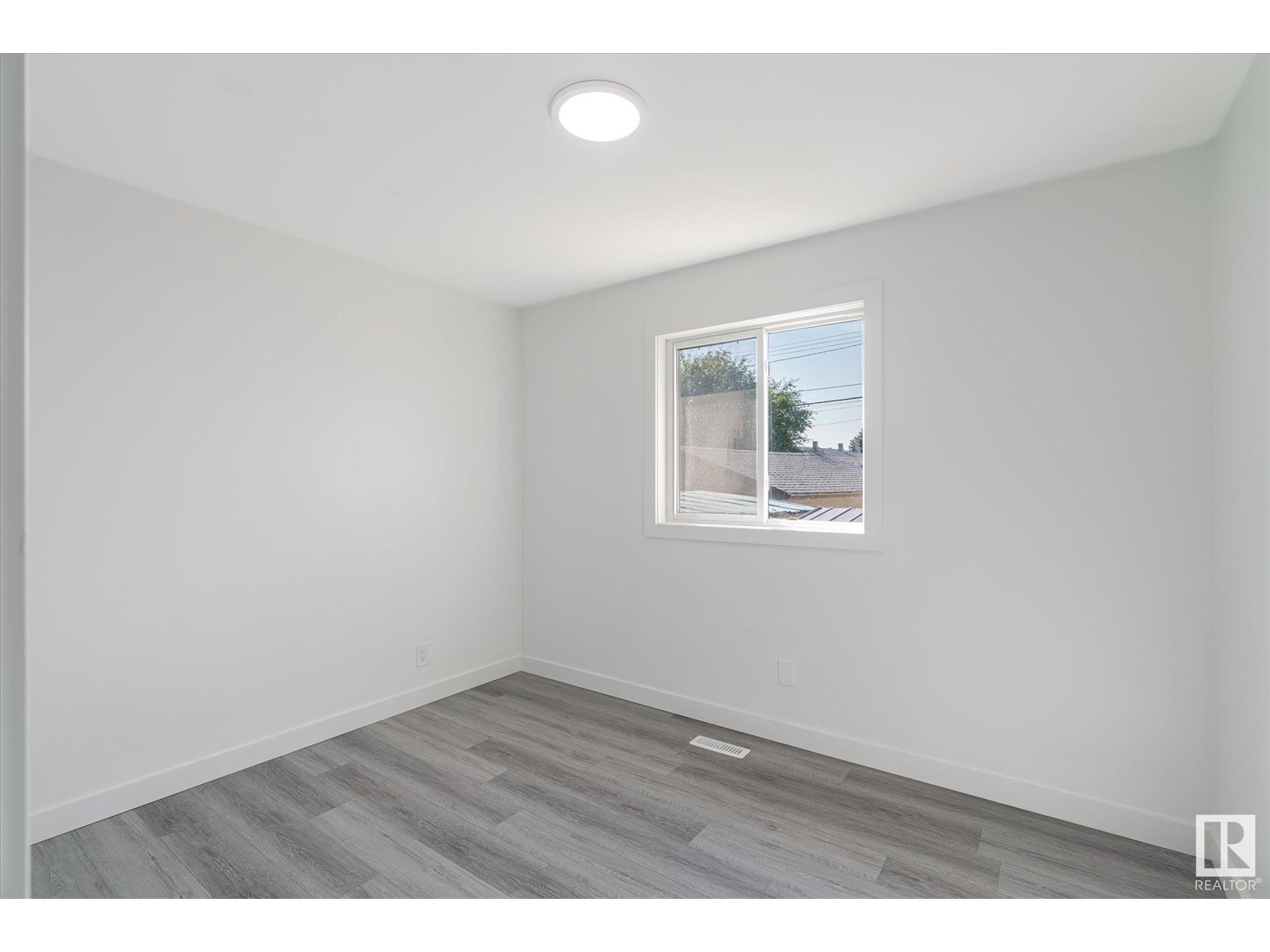 Photo 18 of 13043 Sherbrooke Av Nw, Edmonton AB