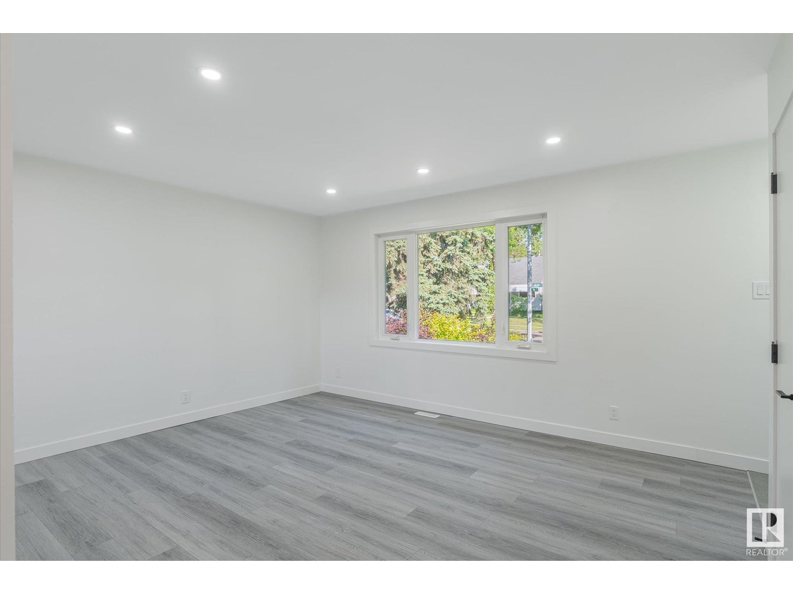 Photo 6 of 13043 Sherbrooke Av Nw, Edmonton AB