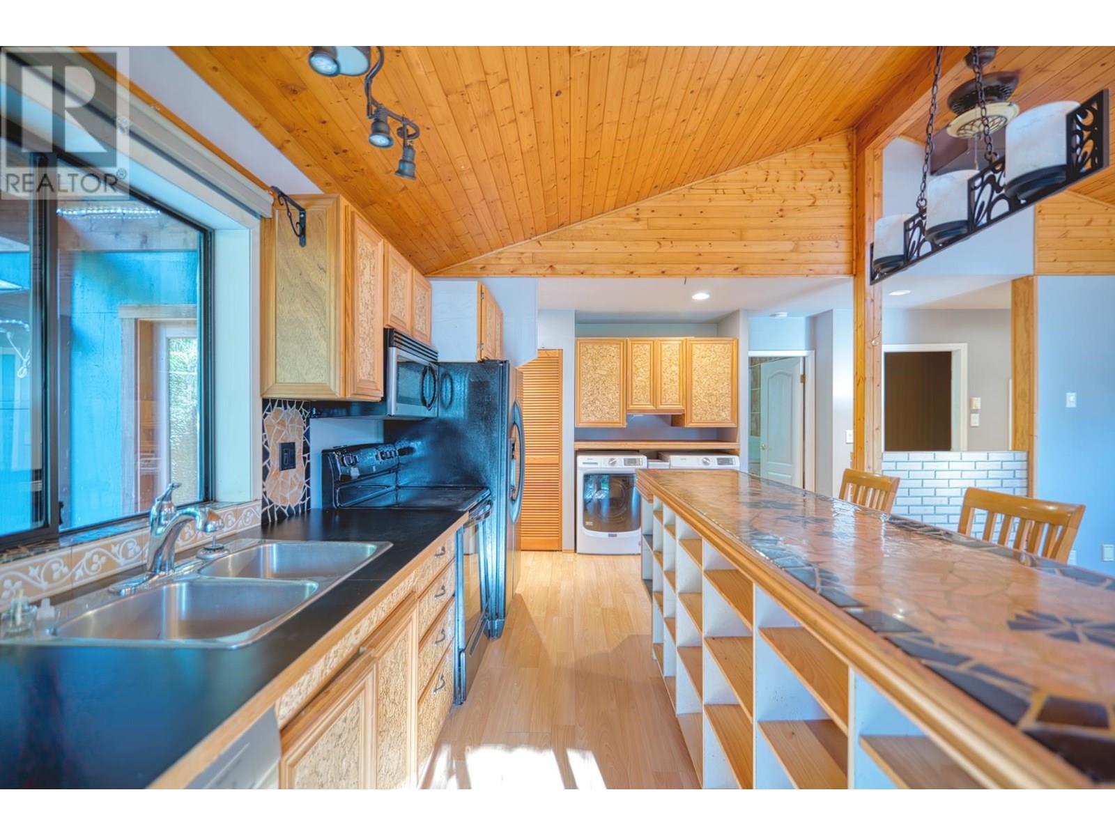 7858-7860 REDROOFFS ROAD, Halfmoon Bay
