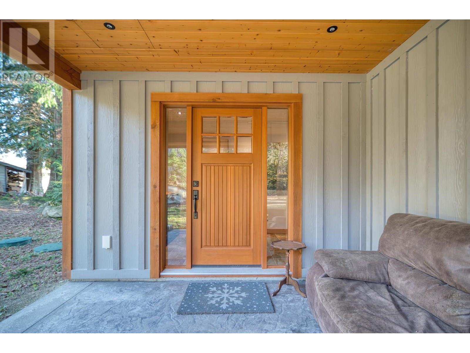 7858-7860 REDROOFFS ROAD, Halfmoon Bay