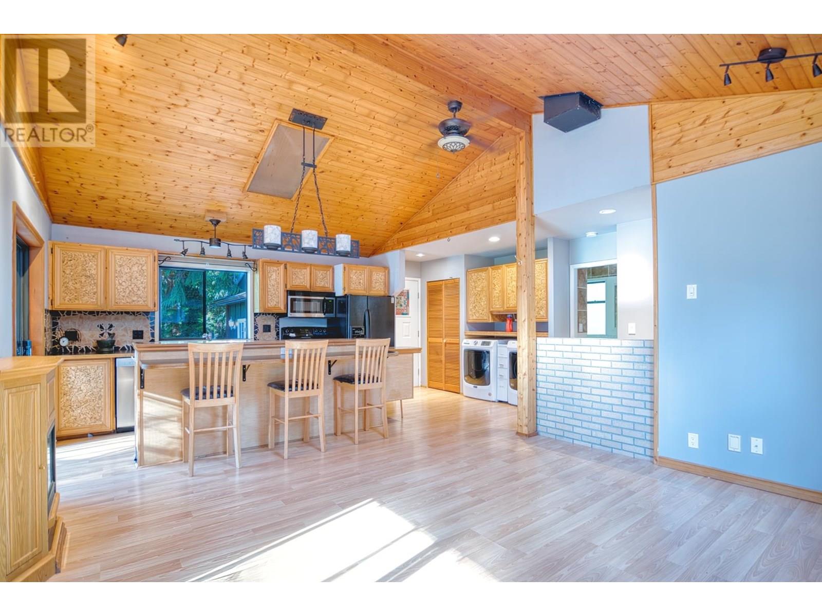 7858-7860 REDROOFFS ROAD, Halfmoon Bay