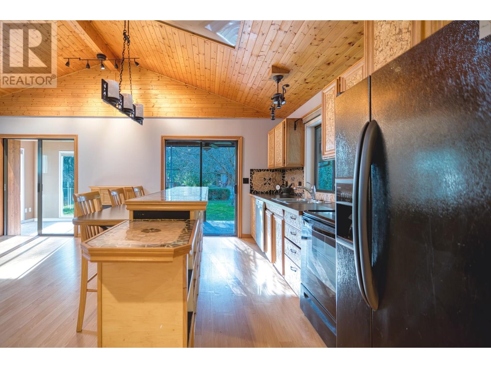 7858-7860 REDROOFFS ROAD, Halfmoon Bay