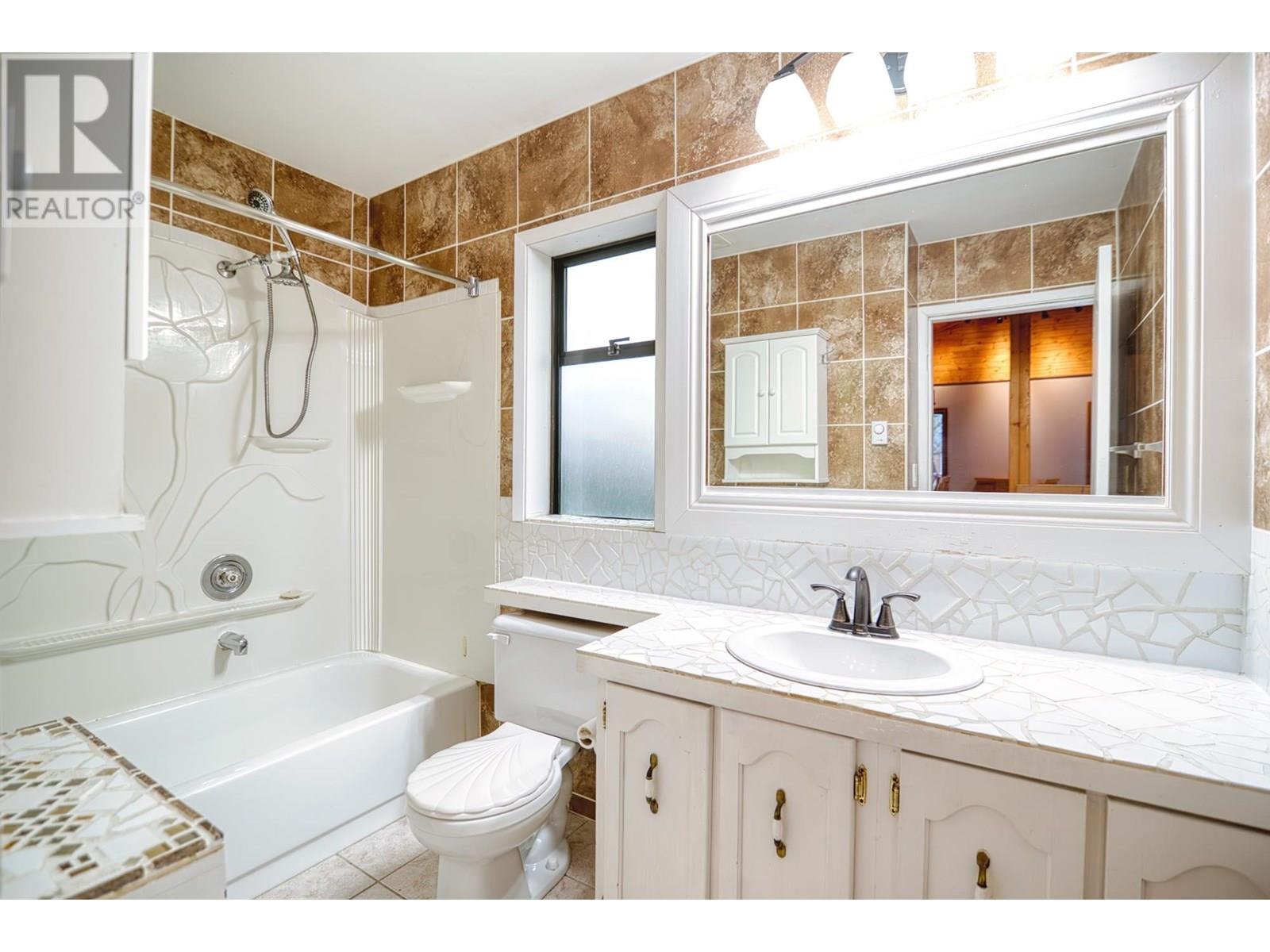 7858-7860 REDROOFFS ROAD, Halfmoon Bay