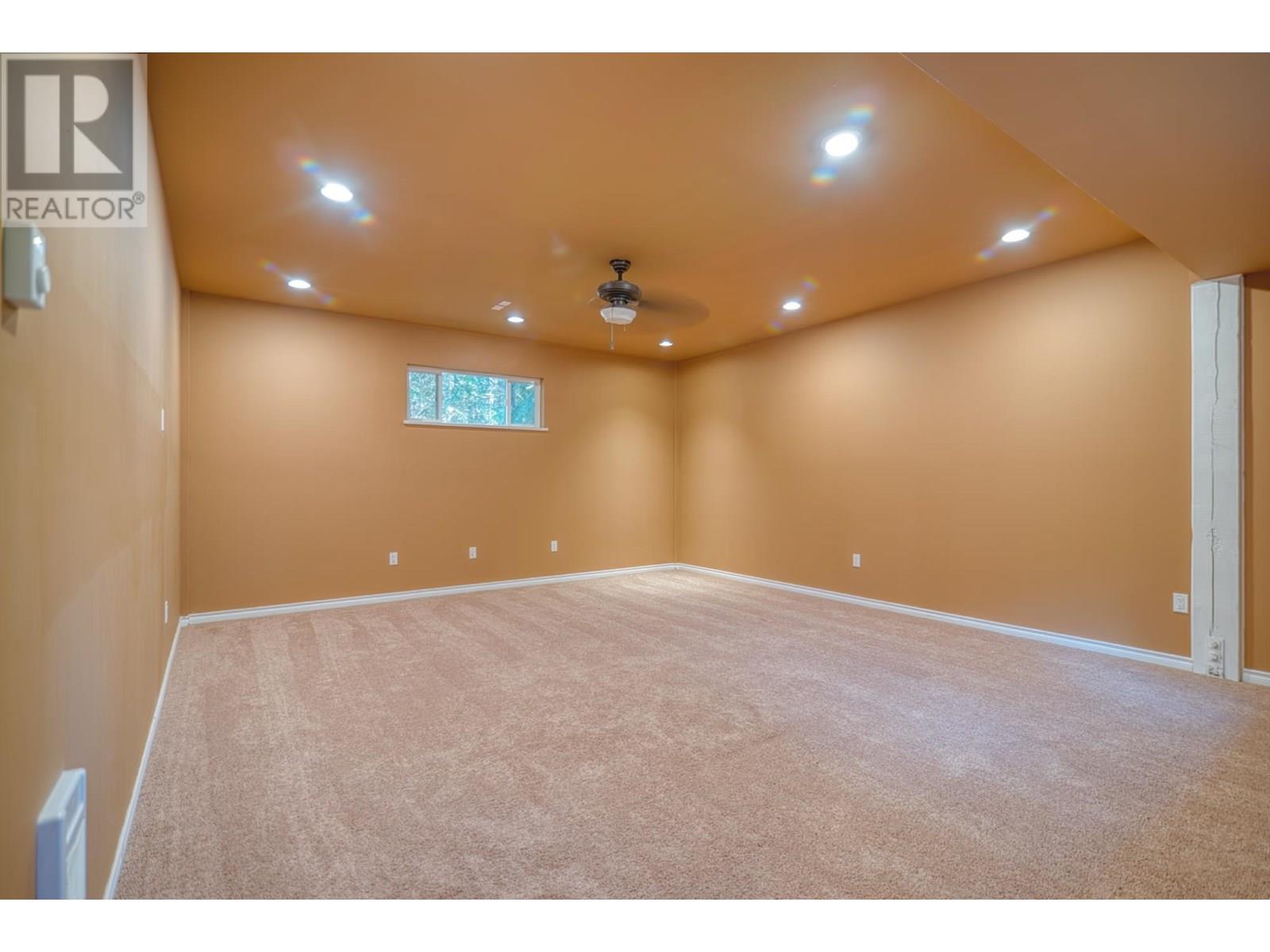 7858-7860 REDROOFFS ROAD, Halfmoon Bay