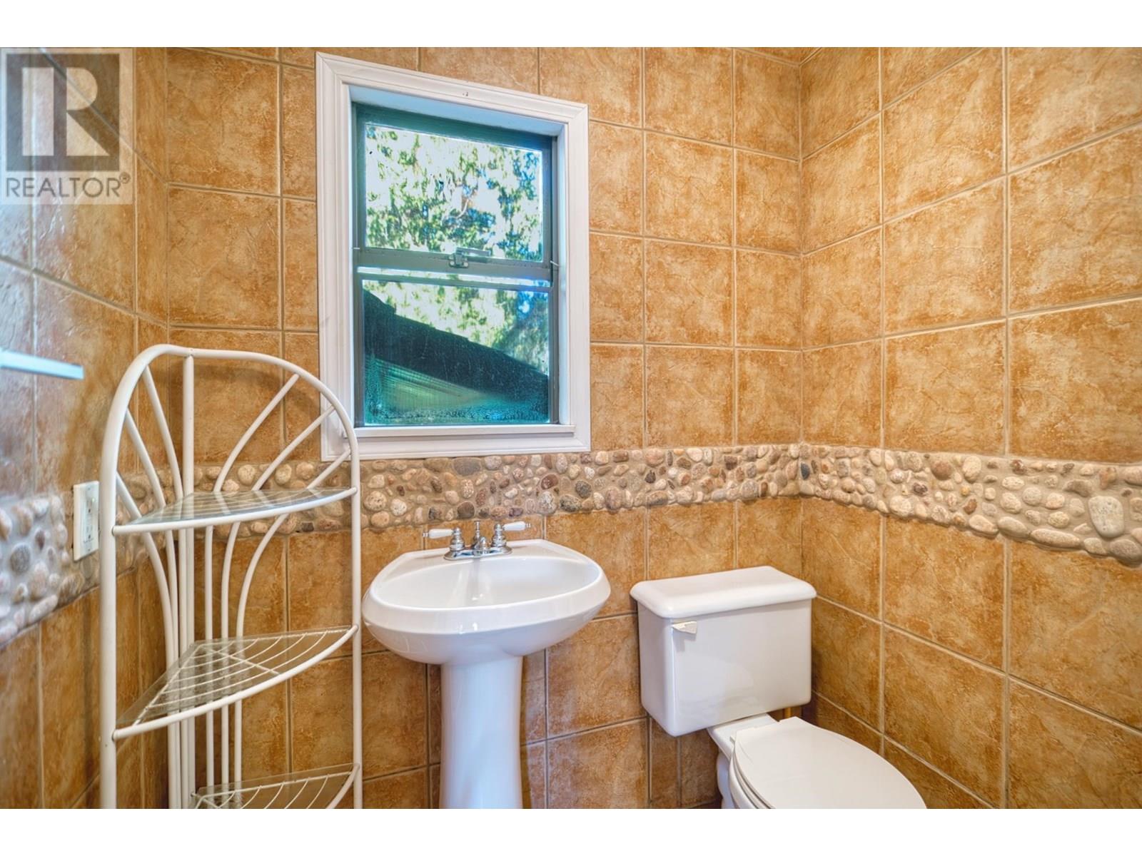7858-7860 REDROOFFS ROAD, Halfmoon Bay