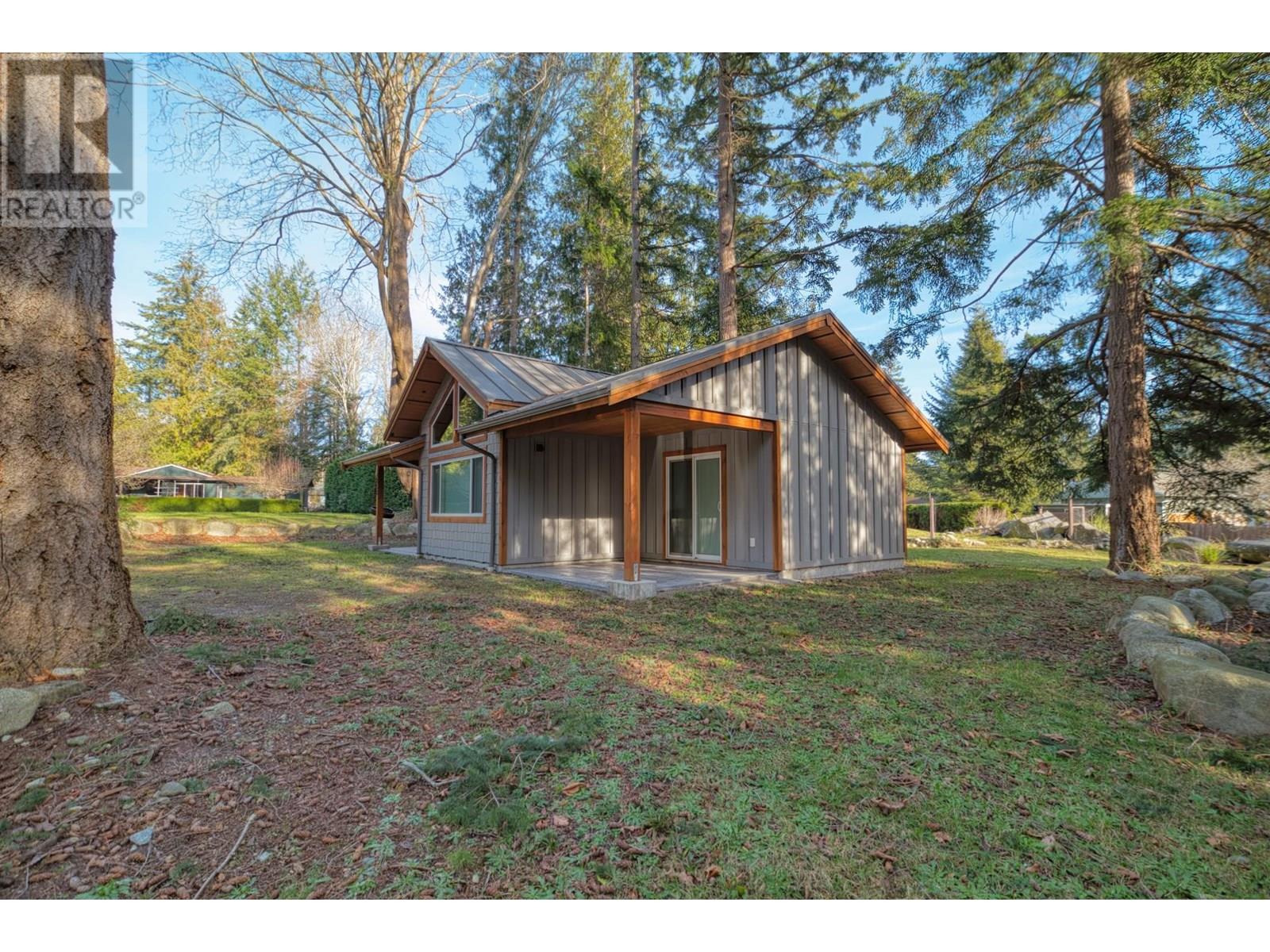 7858-7860 REDROOFFS ROAD, Halfmoon Bay