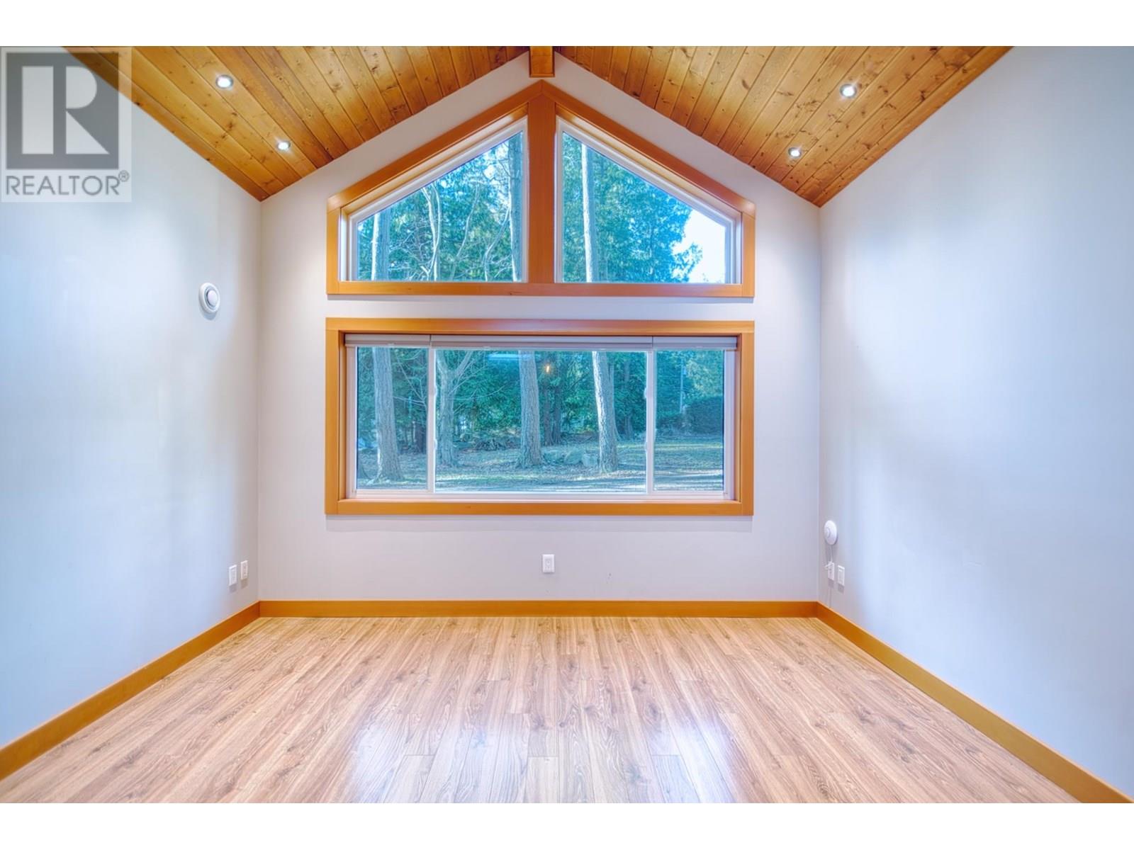 7858-7860 REDROOFFS ROAD, Halfmoon Bay