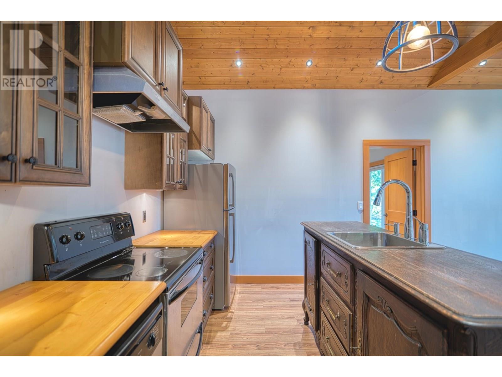 7858-7860 REDROOFFS ROAD, Halfmoon Bay