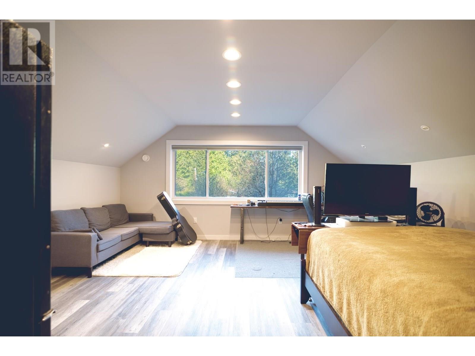 7858-7860 REDROOFFS ROAD, Halfmoon Bay