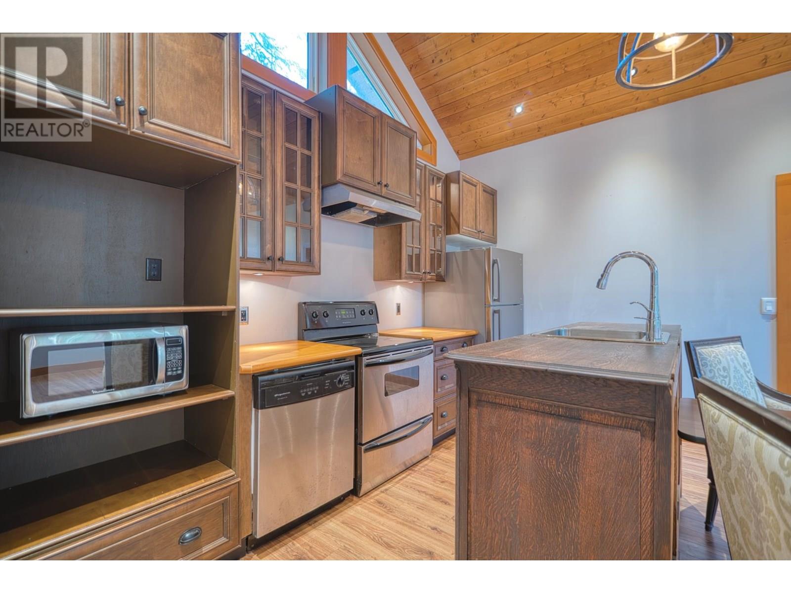 7858-7860 REDROOFFS ROAD, Halfmoon Bay