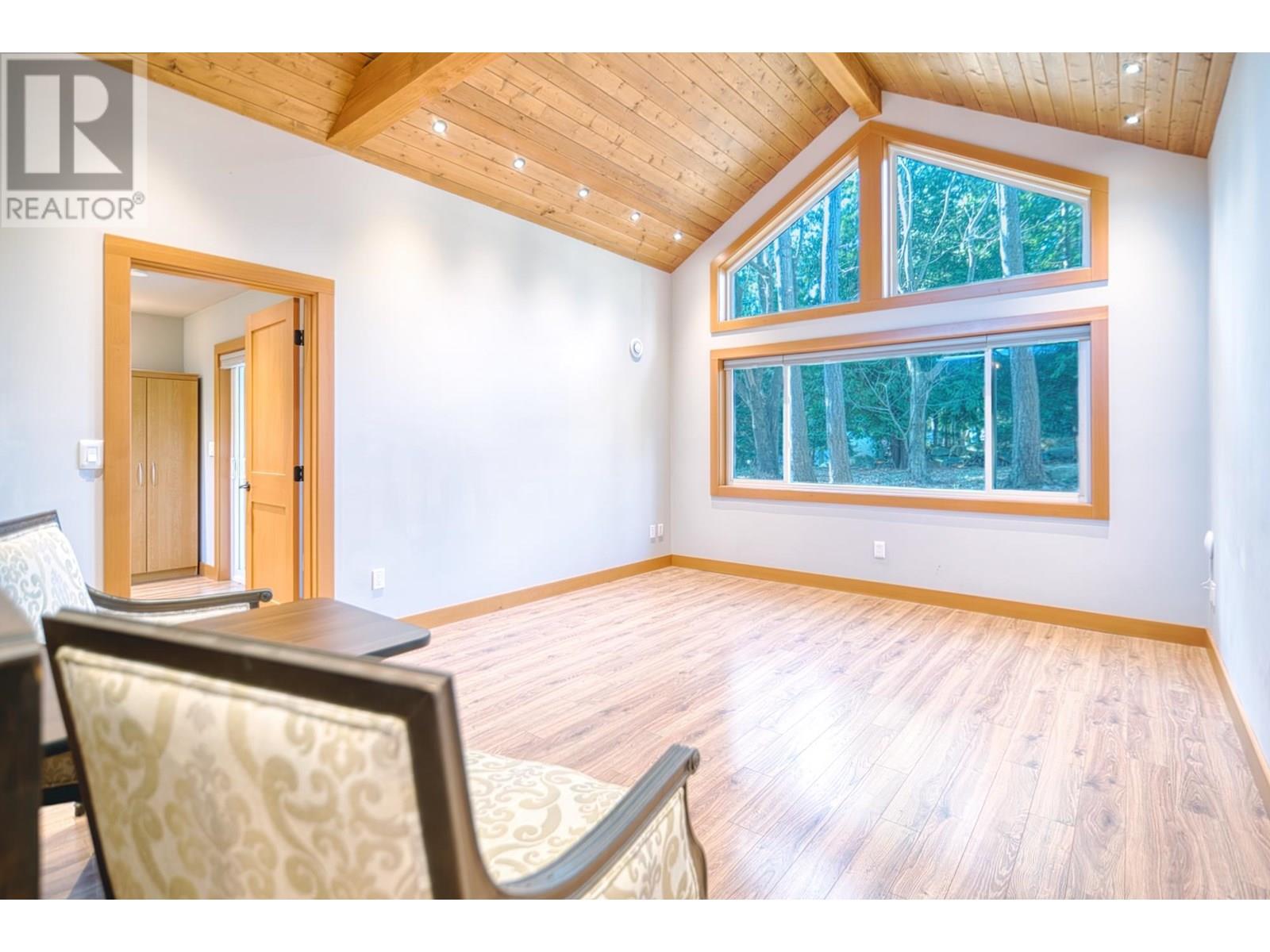 7858-7860 REDROOFFS ROAD, Halfmoon Bay