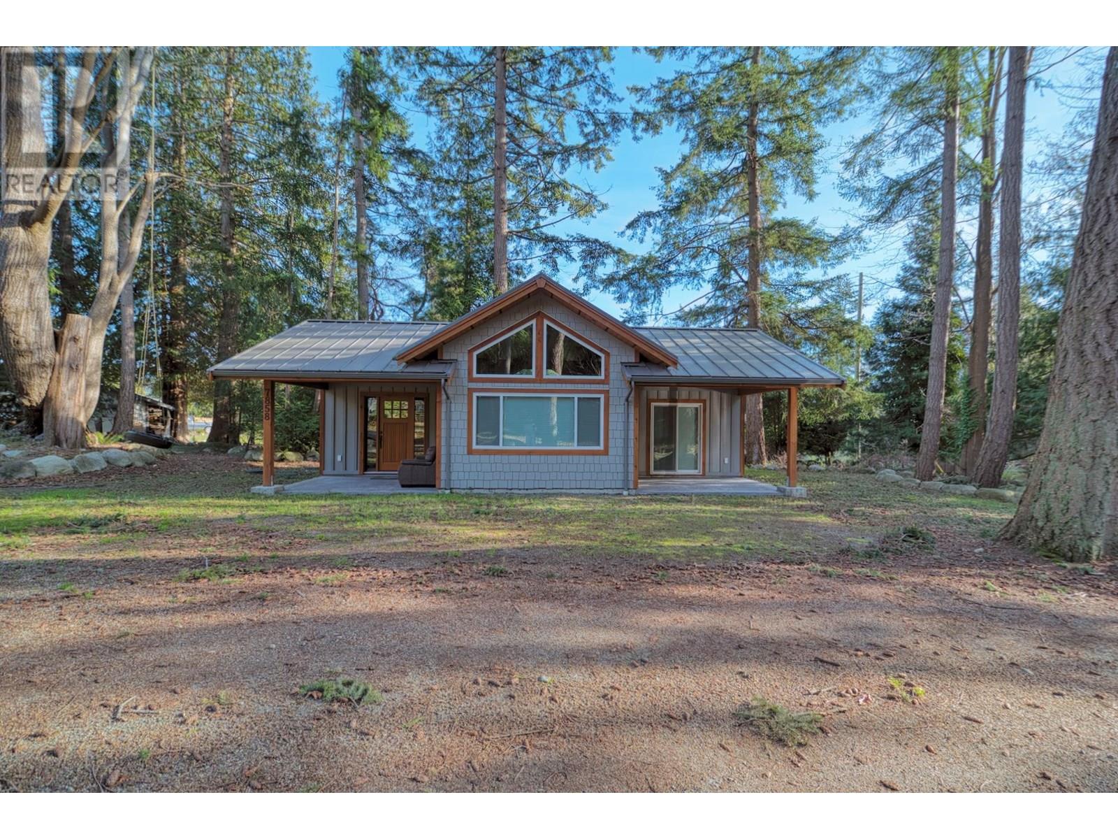 7858-7860 REDROOFFS ROAD, Halfmoon Bay
