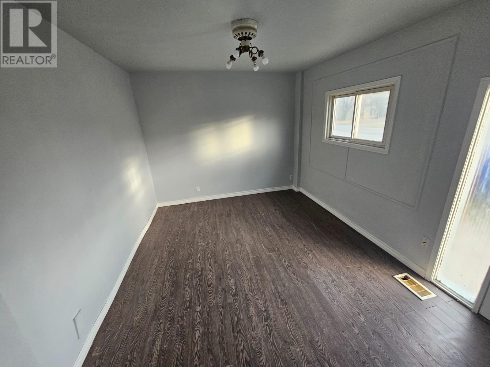 Photo 13 of 566 Albert St W, Sault Ste Marie ON