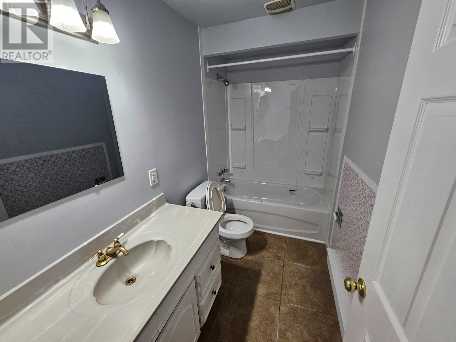 Photo 2 of 566 Albert St W, Sault Ste Marie ON
