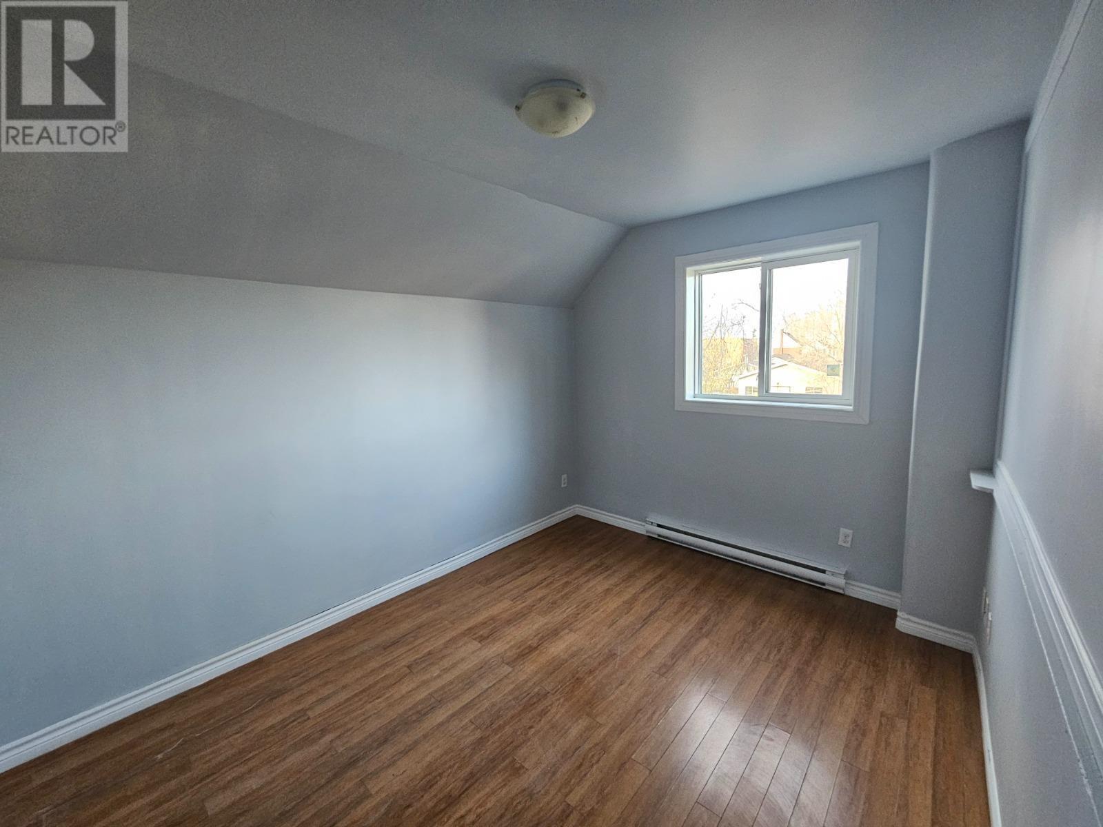 Photo 6 of 566 Albert St W, Sault Ste Marie ON