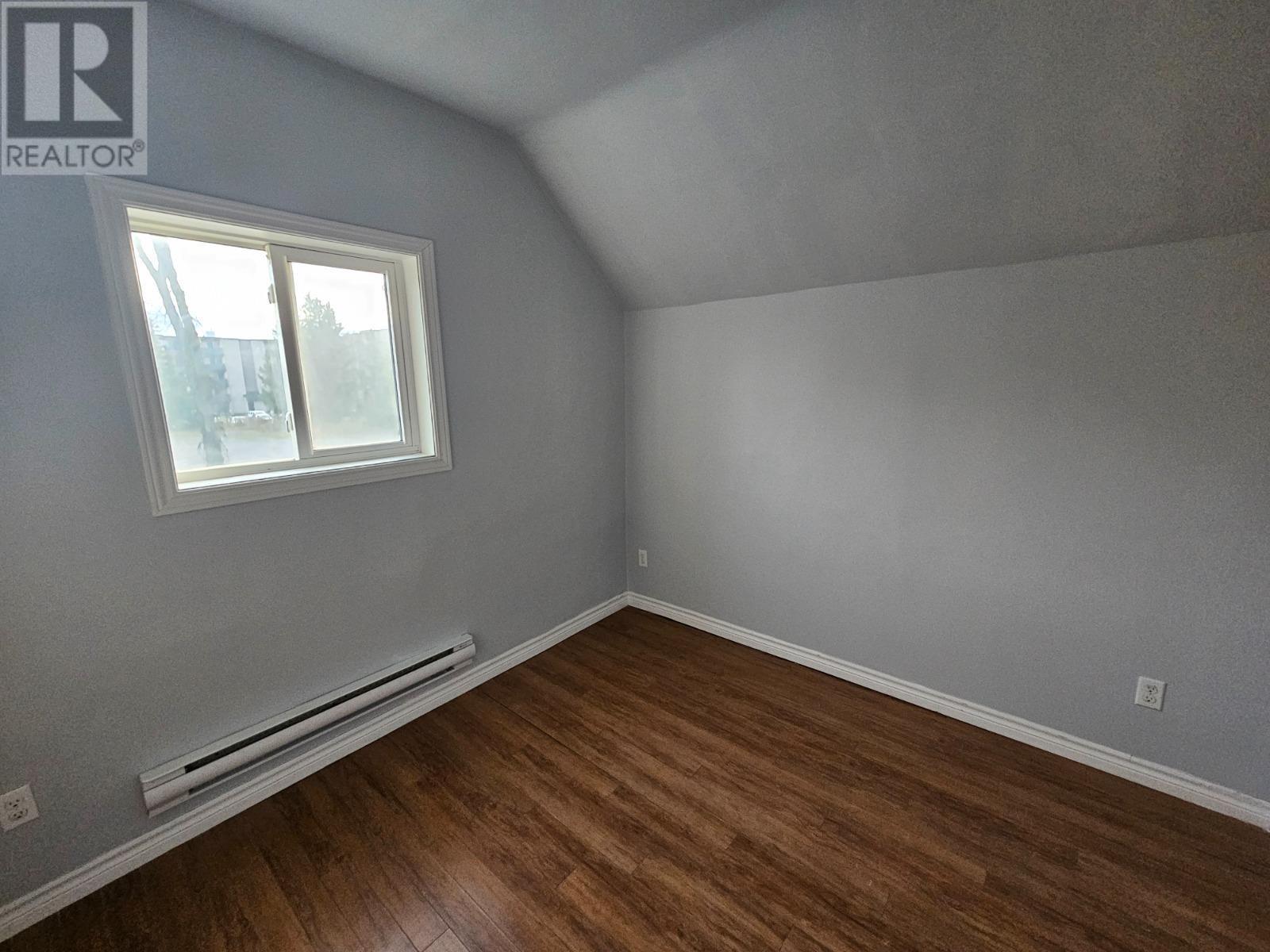 Photo 12 of 566 Albert St W, Sault Ste Marie ON