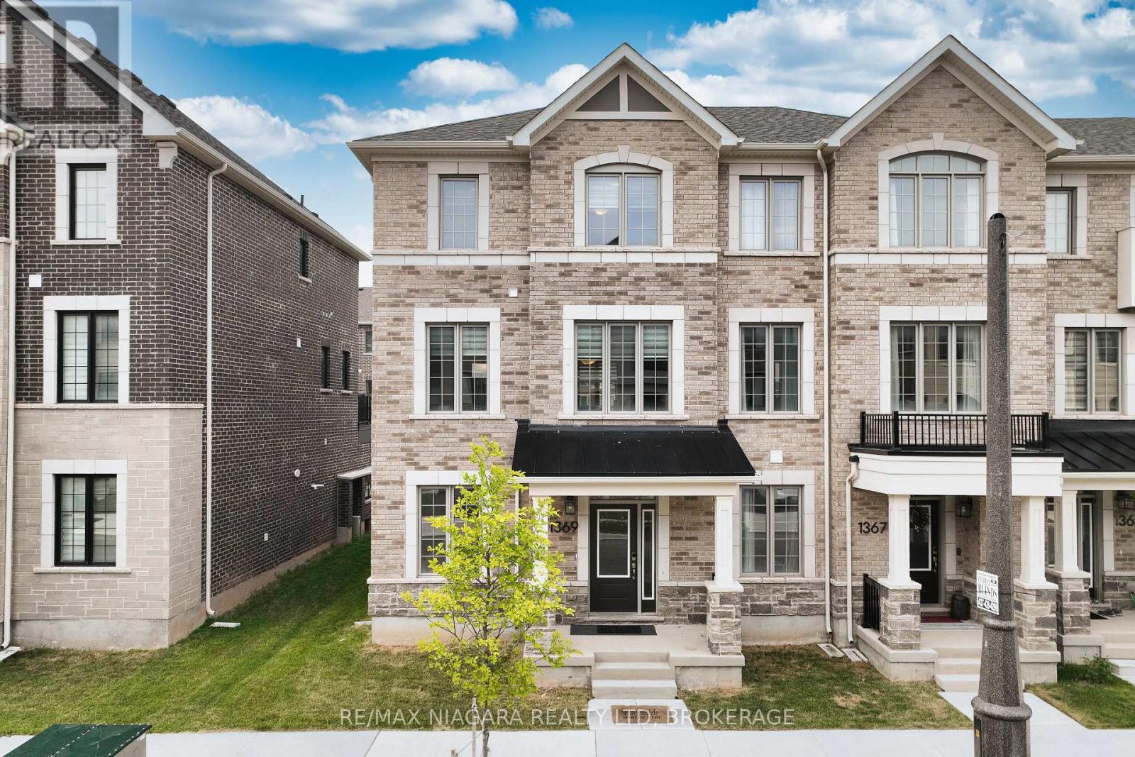 Photo 42 of 1369 Kobzar Drive, Oakville ON