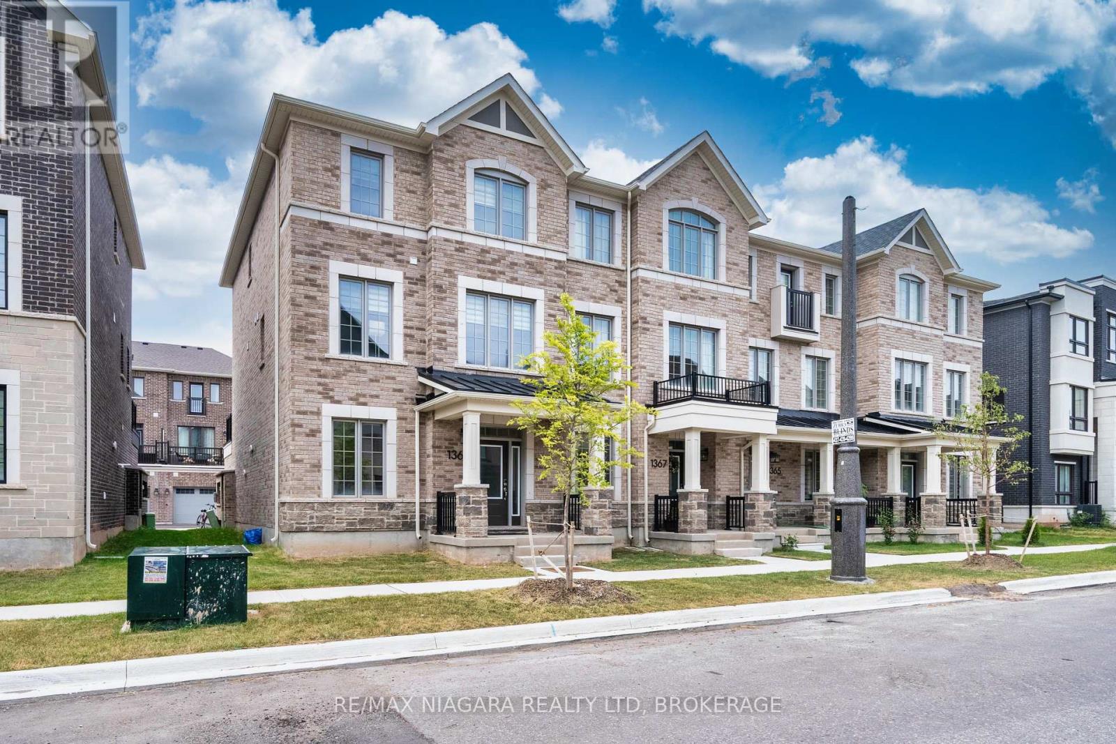 Photo 8 of 1369 Kobzar Drive, Oakville ON