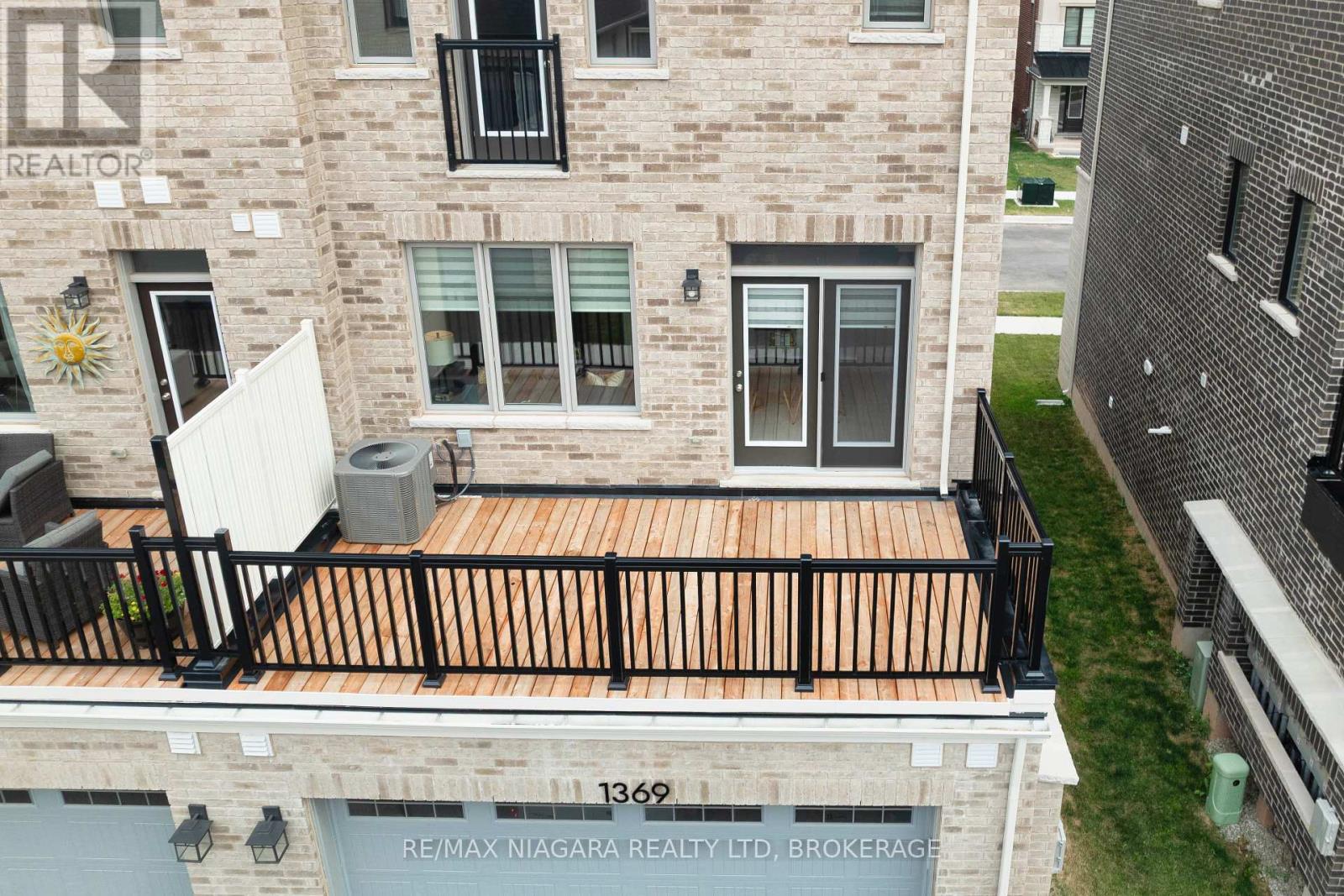Photo 7 of 1369 Kobzar Drive, Oakville ON