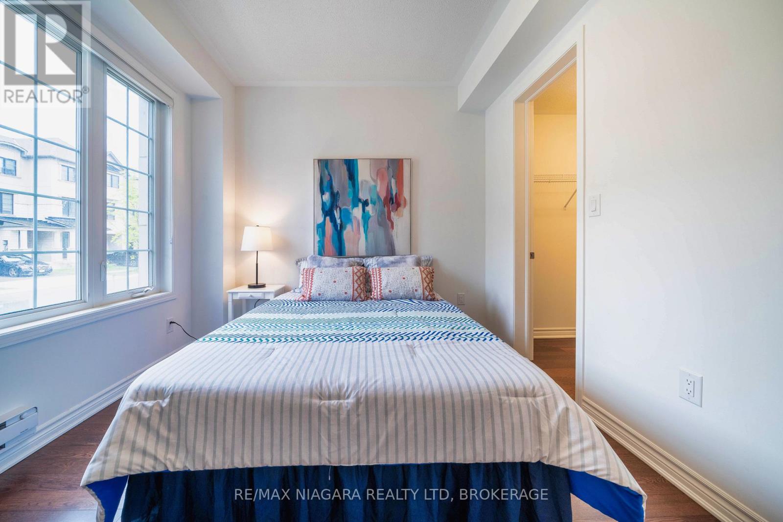 Photo 9 of 1369 Kobzar Drive, Oakville ON