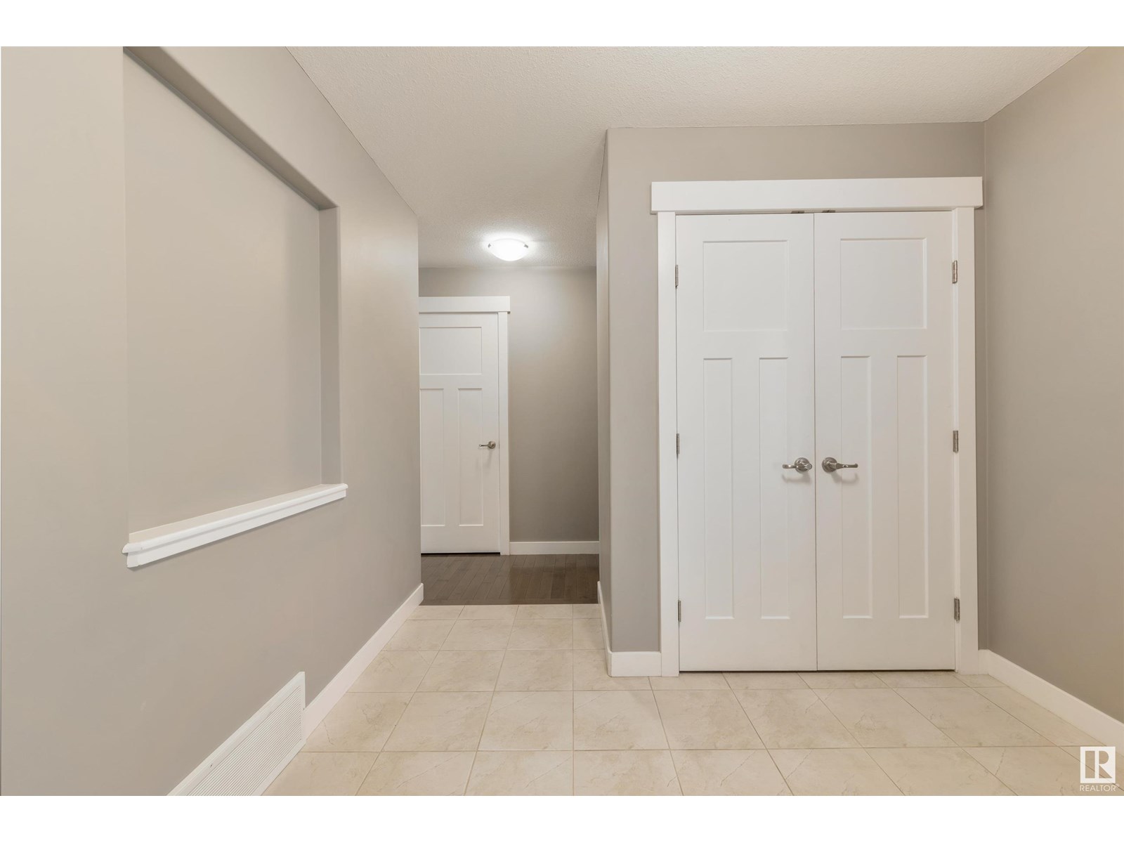 Photo 5 of 2328 Ware Cr Nw, Edmonton AB